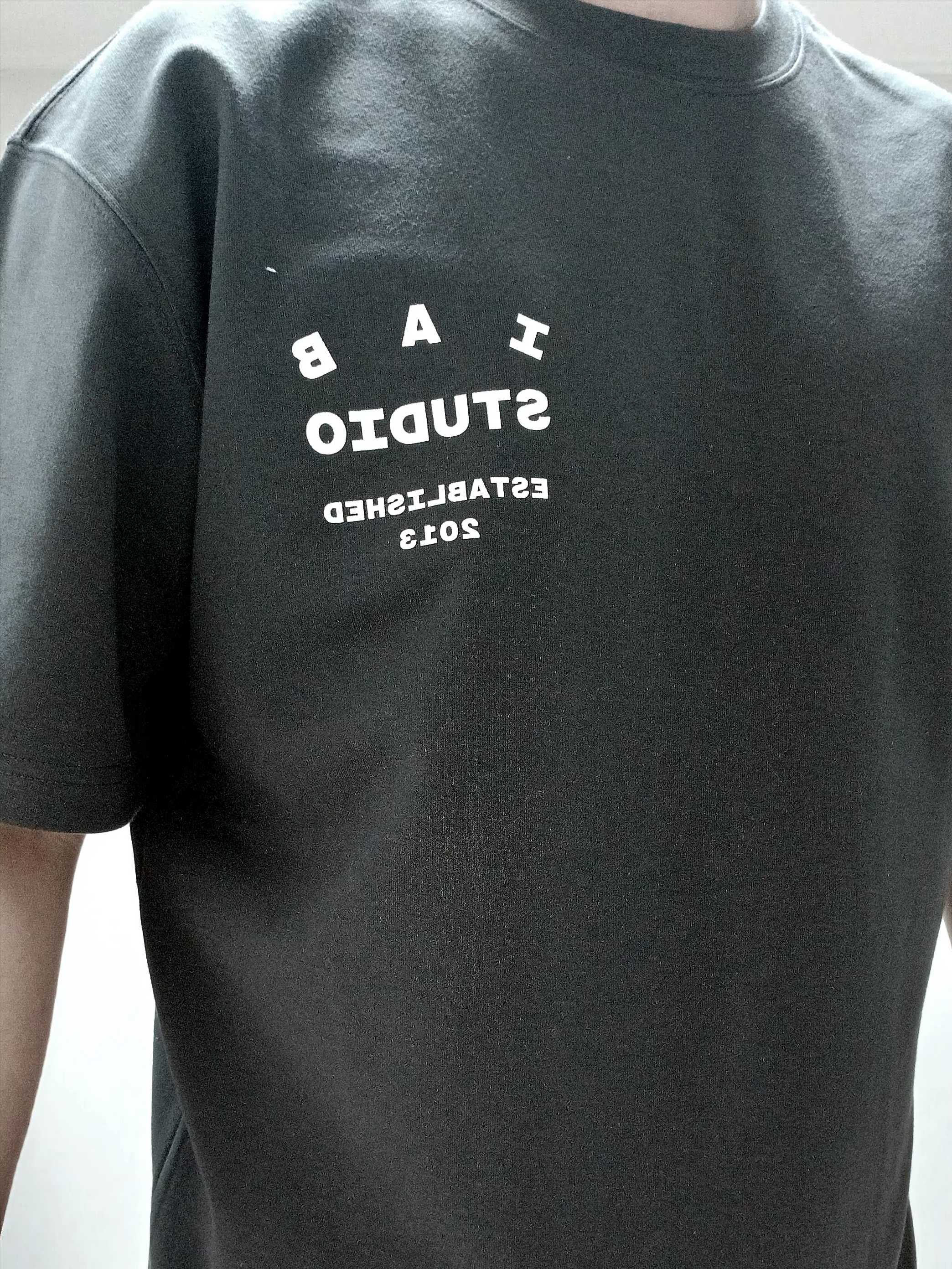 IAB Studio 26 IAB T-Shirt Charcoal White 착용 스타일 - 3