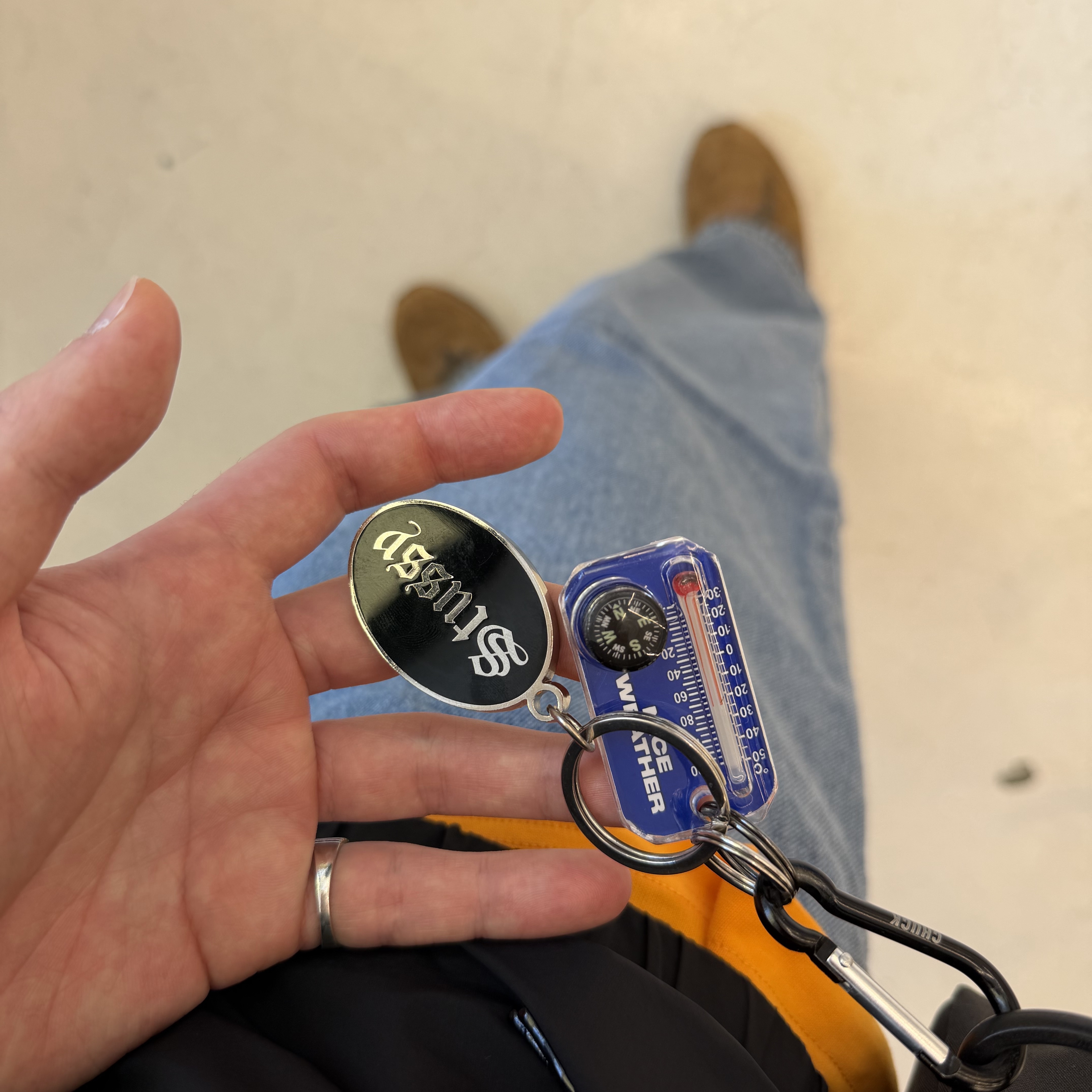 Stussy O.E. Badge Keychain, Mizuno LG 60S 2K Brown 착용 스타일 - 1