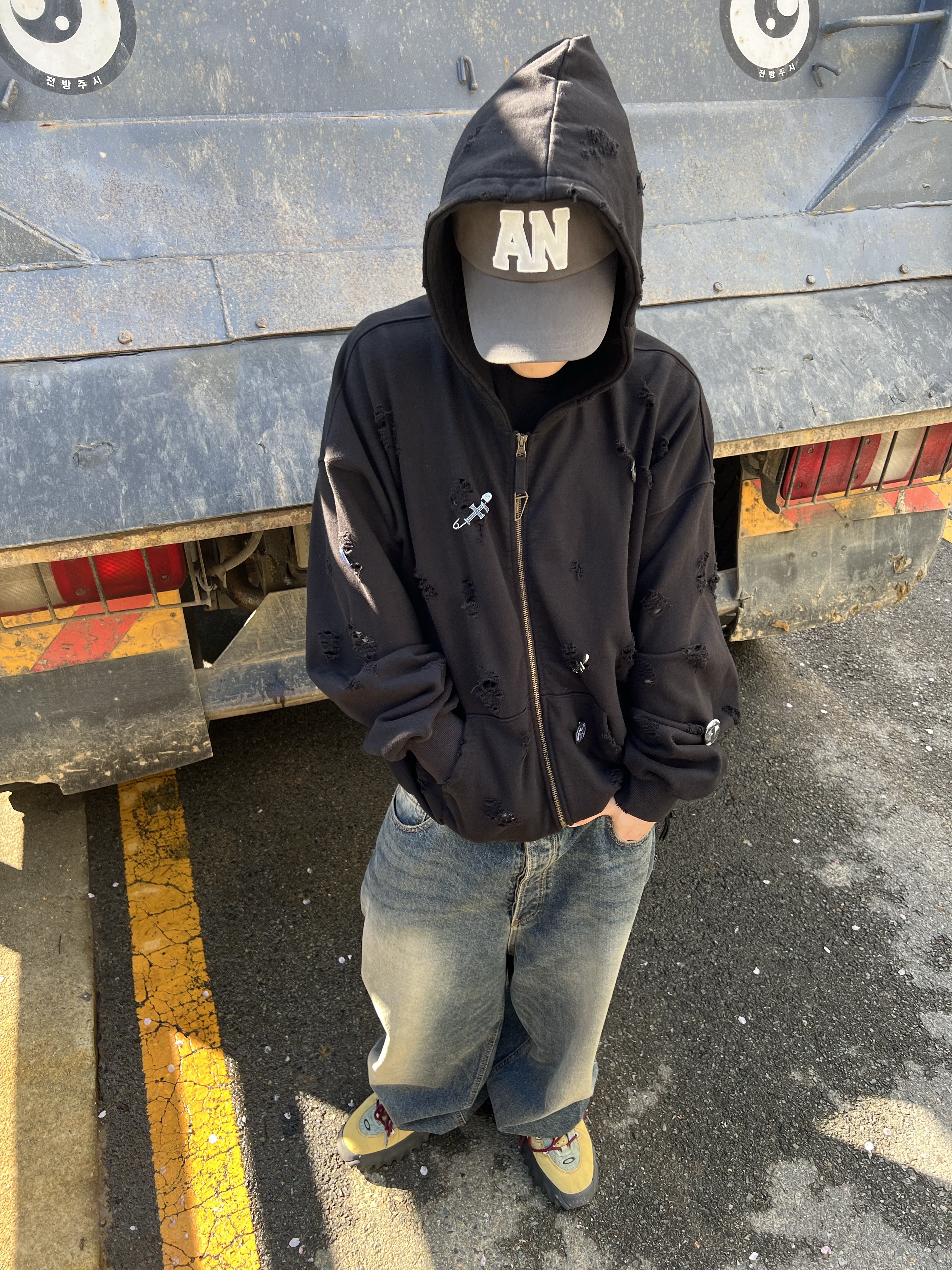 Undermycar Mu.26 Anti Fxxking Logo Play Brush Washed Wide Jeans Oil Blue, Undermycar Otter Oversized Damage-Washed Hood Zip-Up Sepia - 22FW 착용 스타일 - 2