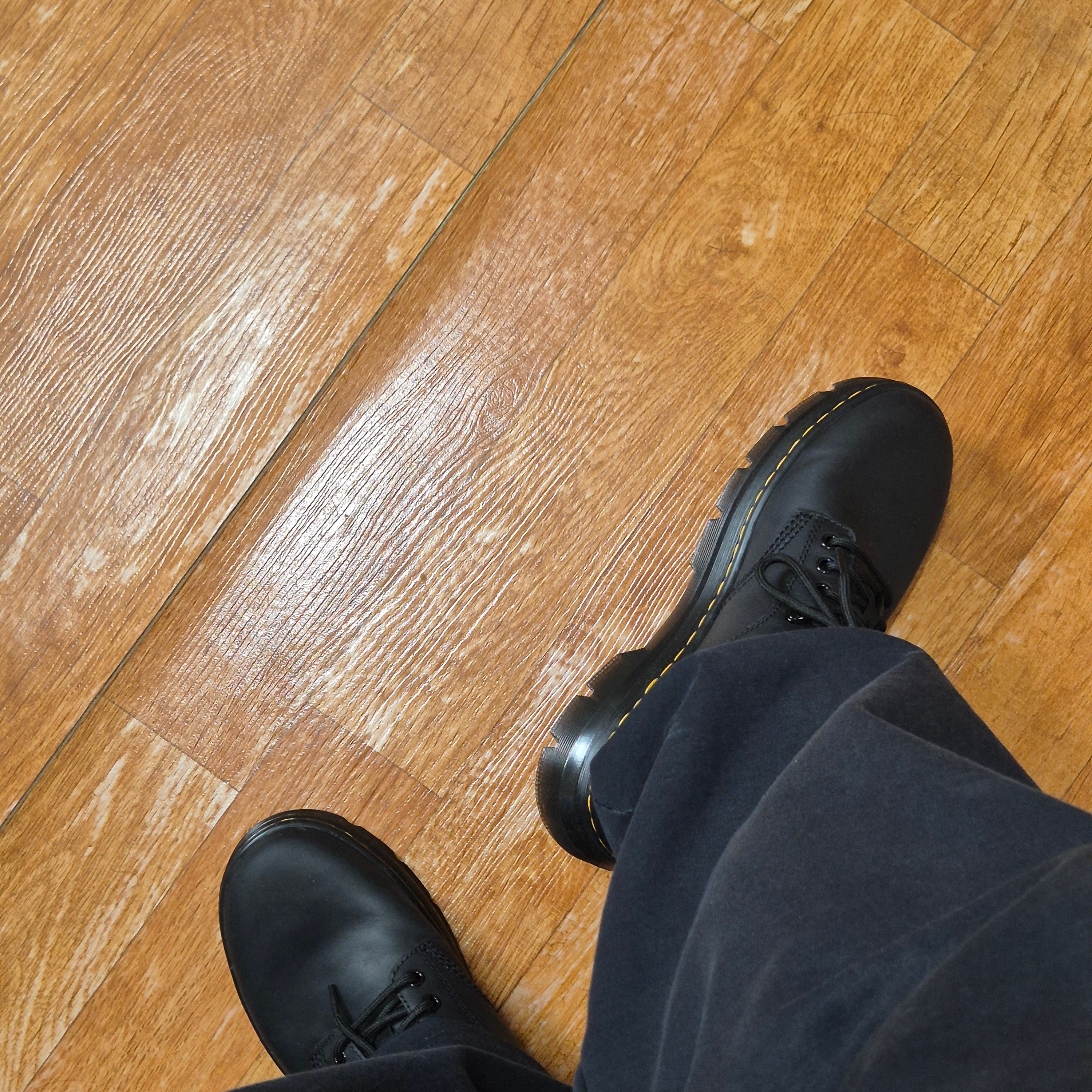 Dr. Martens Reeder Wyoming Leather Utility Shoes Black 착용 스타일 - 2