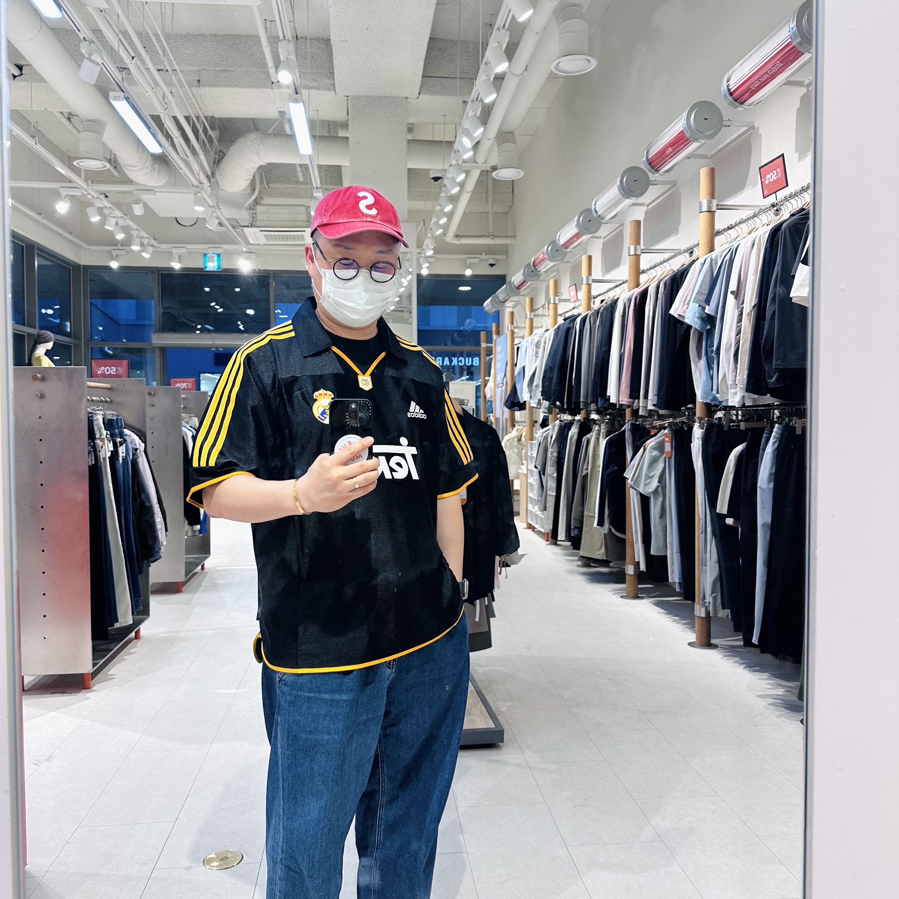 Adidas Real Madrid 99/00 Away Jersey Black - KR Sizing (Non Marking Ver.), Supreme Pigment Coated S Logo 6-Panel Red - 25SS 착용 스타일