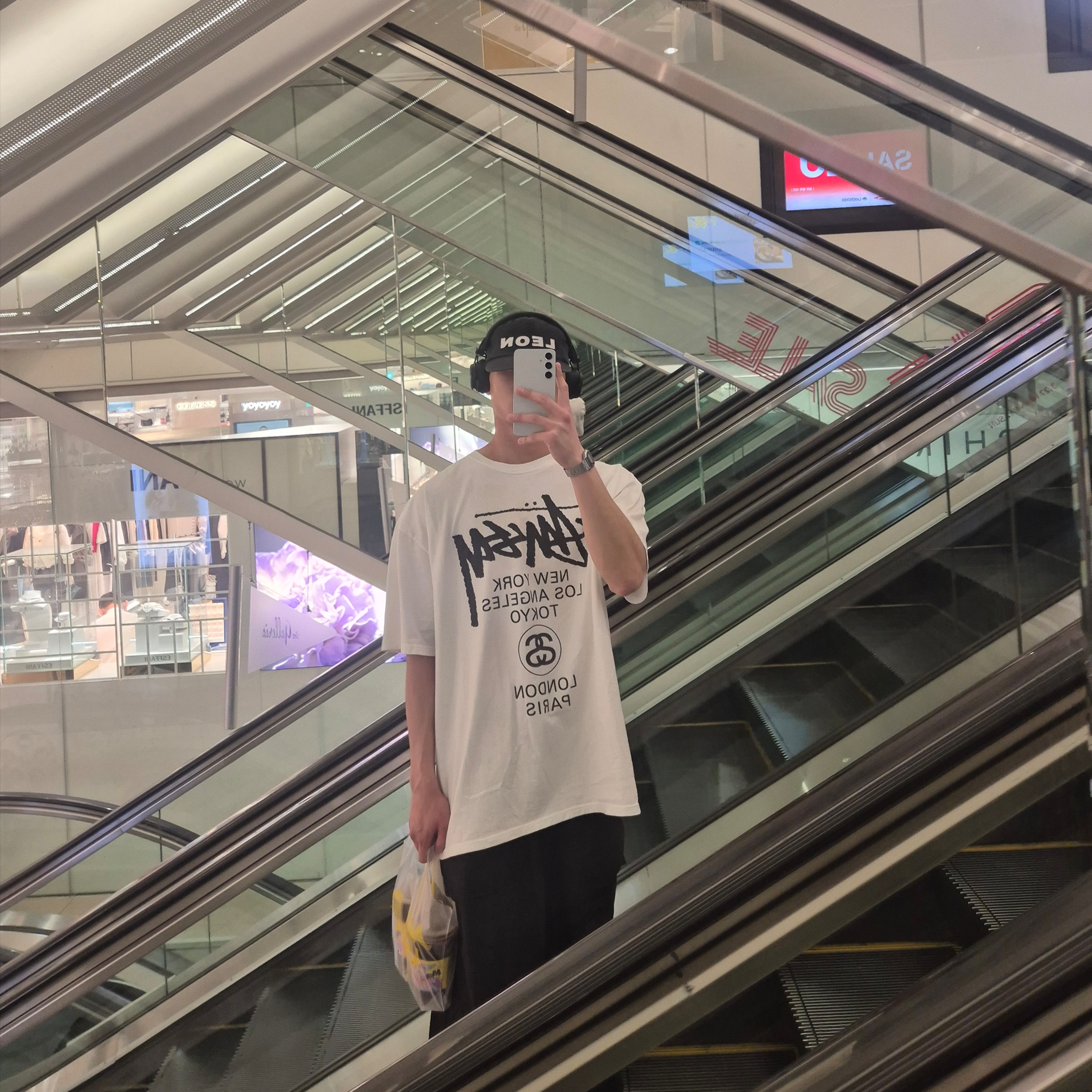 Stussy World Tour T-Shirt White, Casio A-158WA-1 착용 스타일