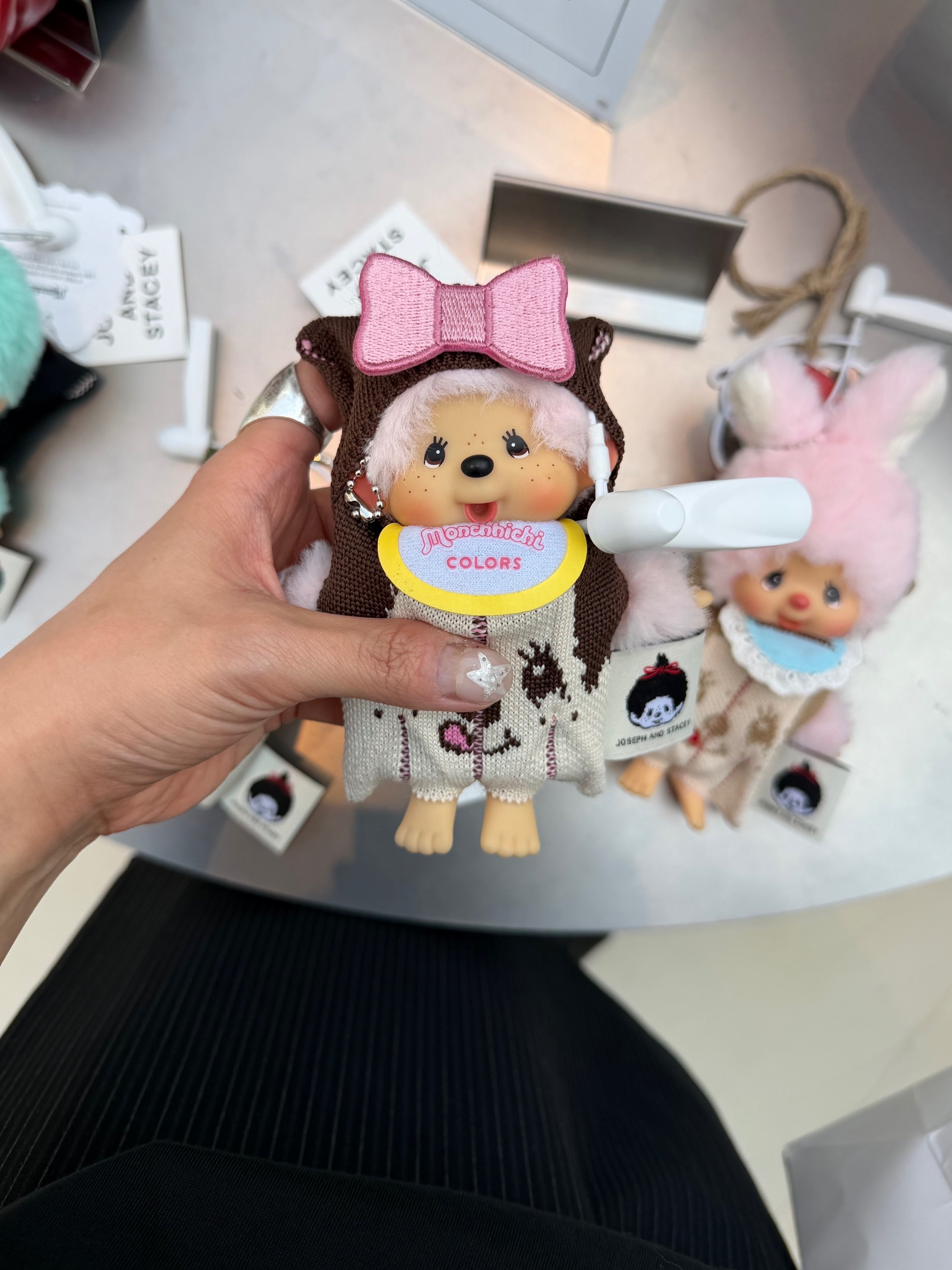 JOSEPH&STACEY Bib Pouch Team Monchhichi Black, JOSEPH&STACEY Lucky Pleats Knit  Mini Multi Pouch Monchhichi Girl Brown with Ribbon Wappen Pink 착용 스타일 - 2