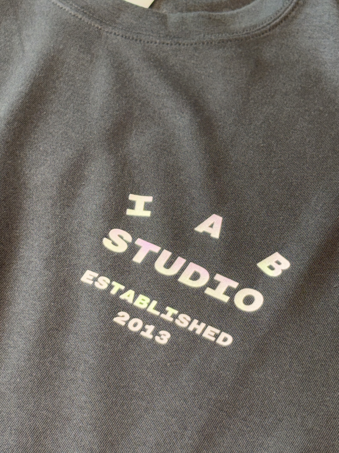 IAB Studio 26 IAB T-Shirt Charcoal White 착용 스타일 - 3