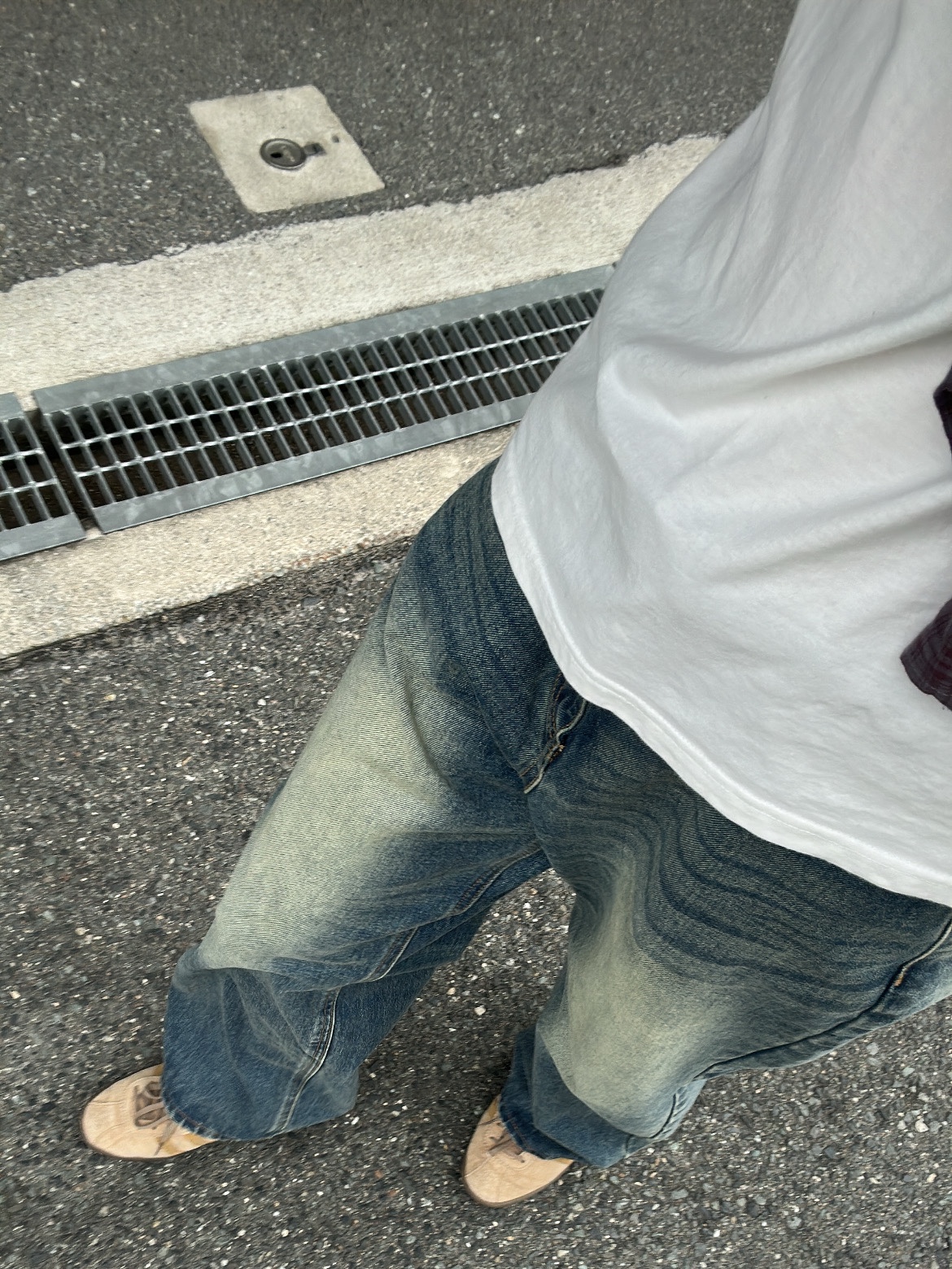 Adidas Tobacco Pantone Mesa 착용 스타일