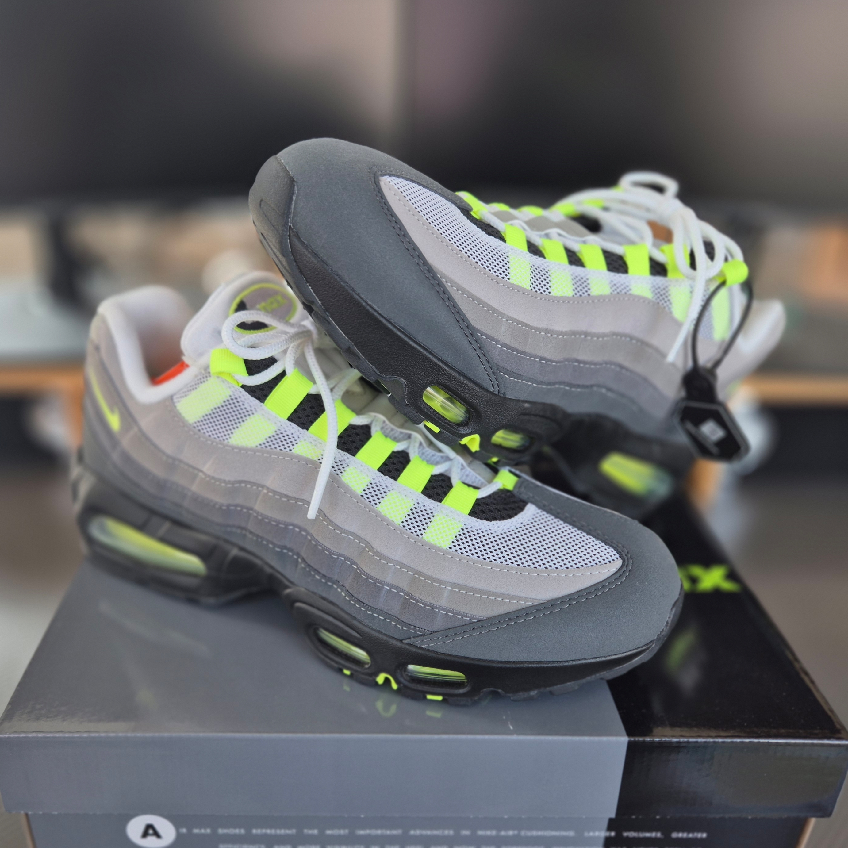 Nike Air Max 95 OG Neon, (W) Nike Air Max 95 OG Big Bubble Black Neon Yellow 착용 스타일