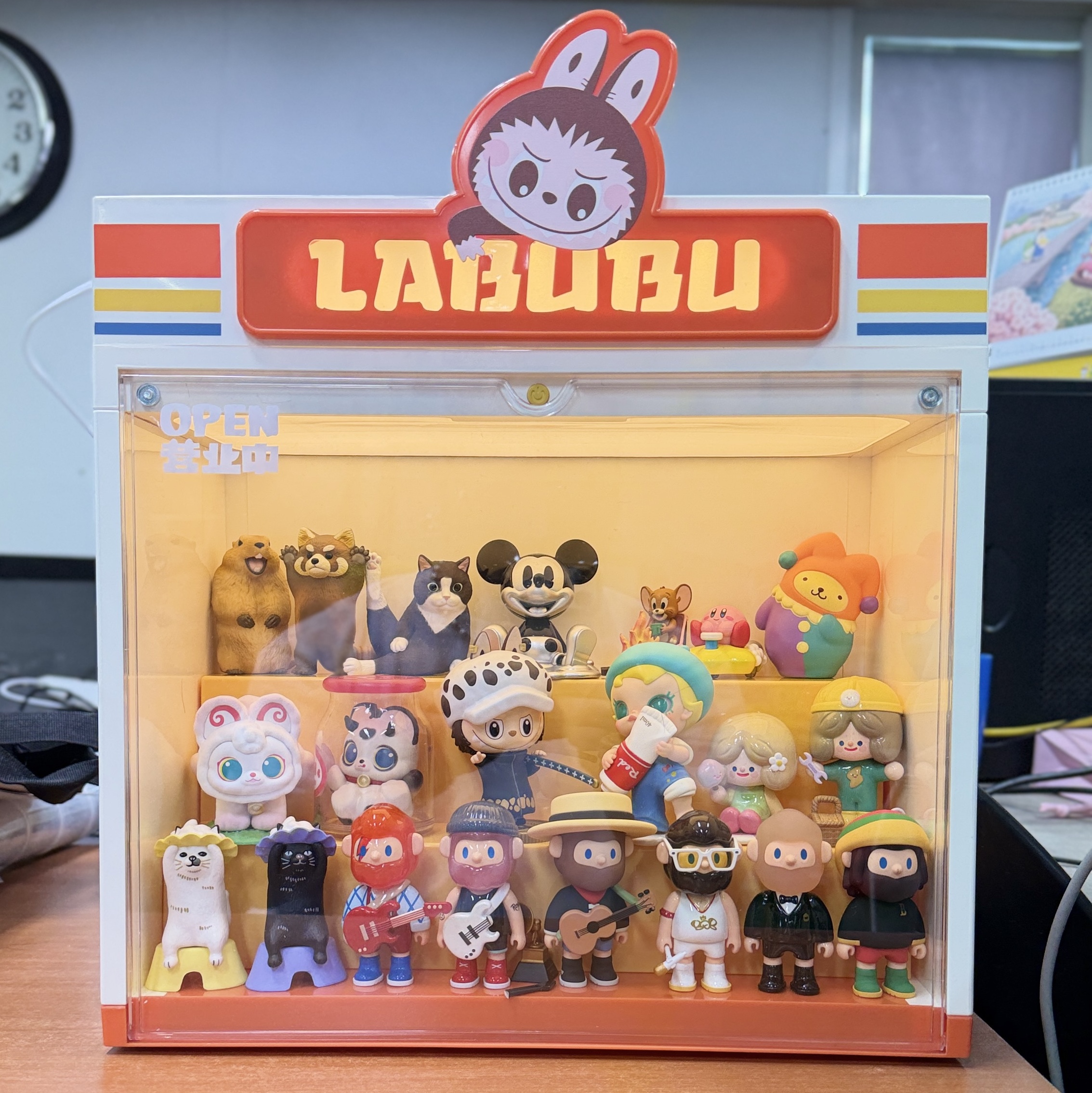 Pop Mart Labubu The Monsters Wacky Mart Series Display Container 착용 스타일 - 1