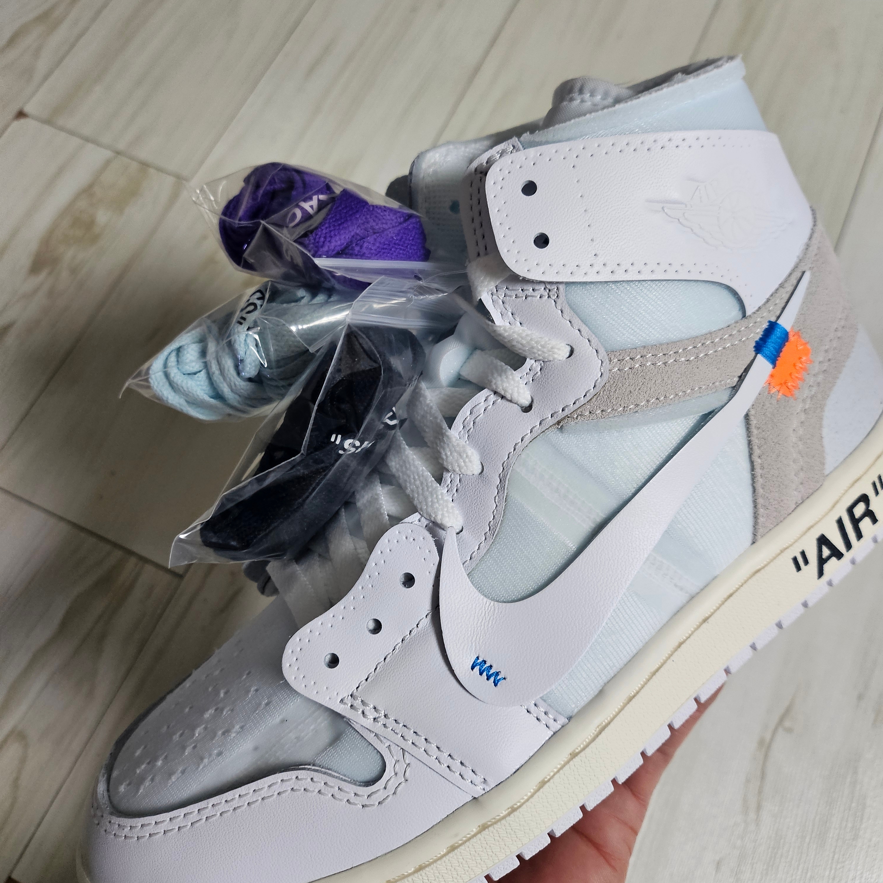 Jordan 1 x Virgil Abloh Archive Retro High Alaska White, Jordan 1 x Fragment x Union LA Black and Varsity Red 착용 스타일 - 1