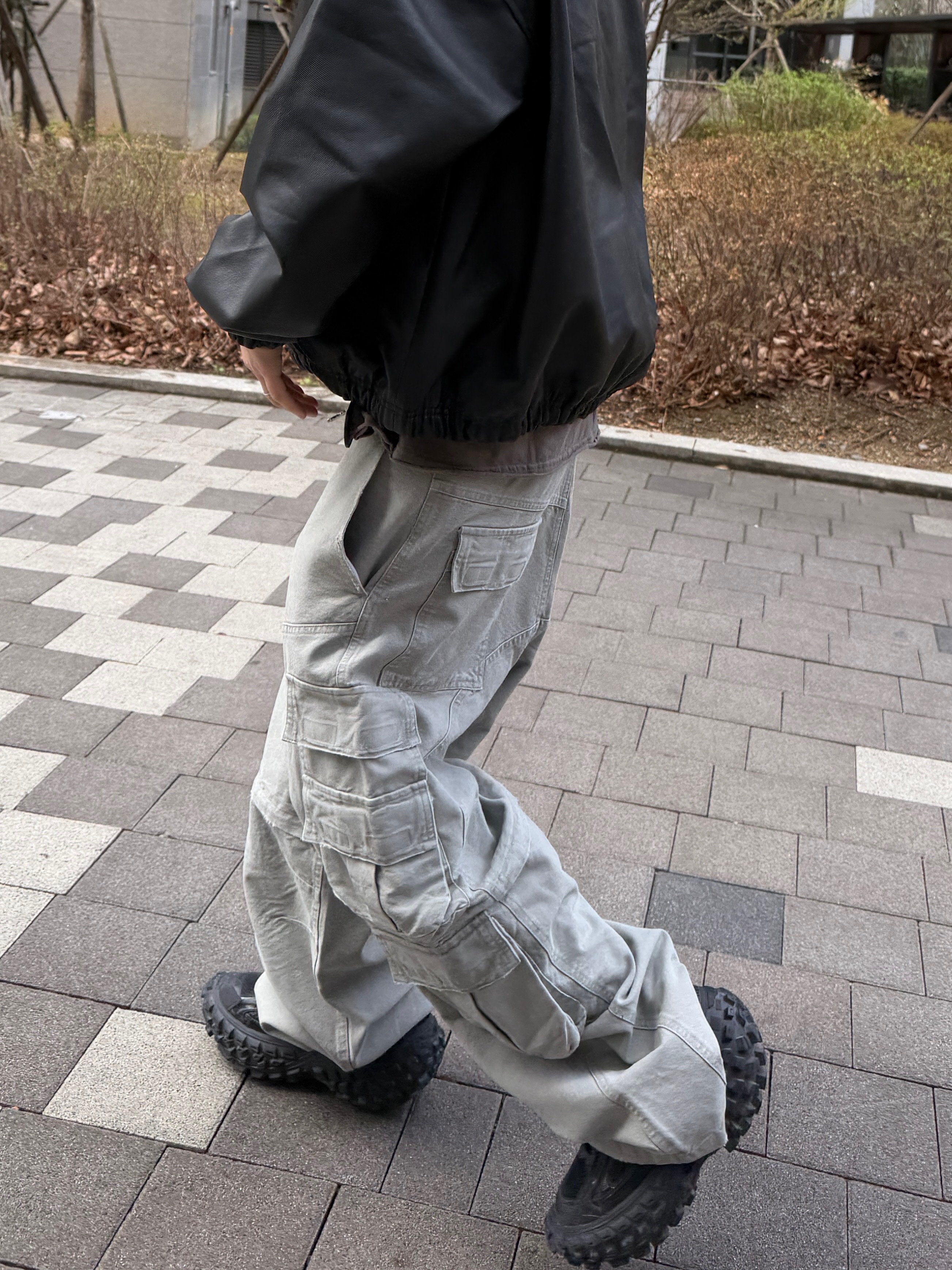 Nonnod Half Zip Coated Denim Black, Undermycar Combat Utility Cargo Pants Misty Green 착용 스타일 - 5