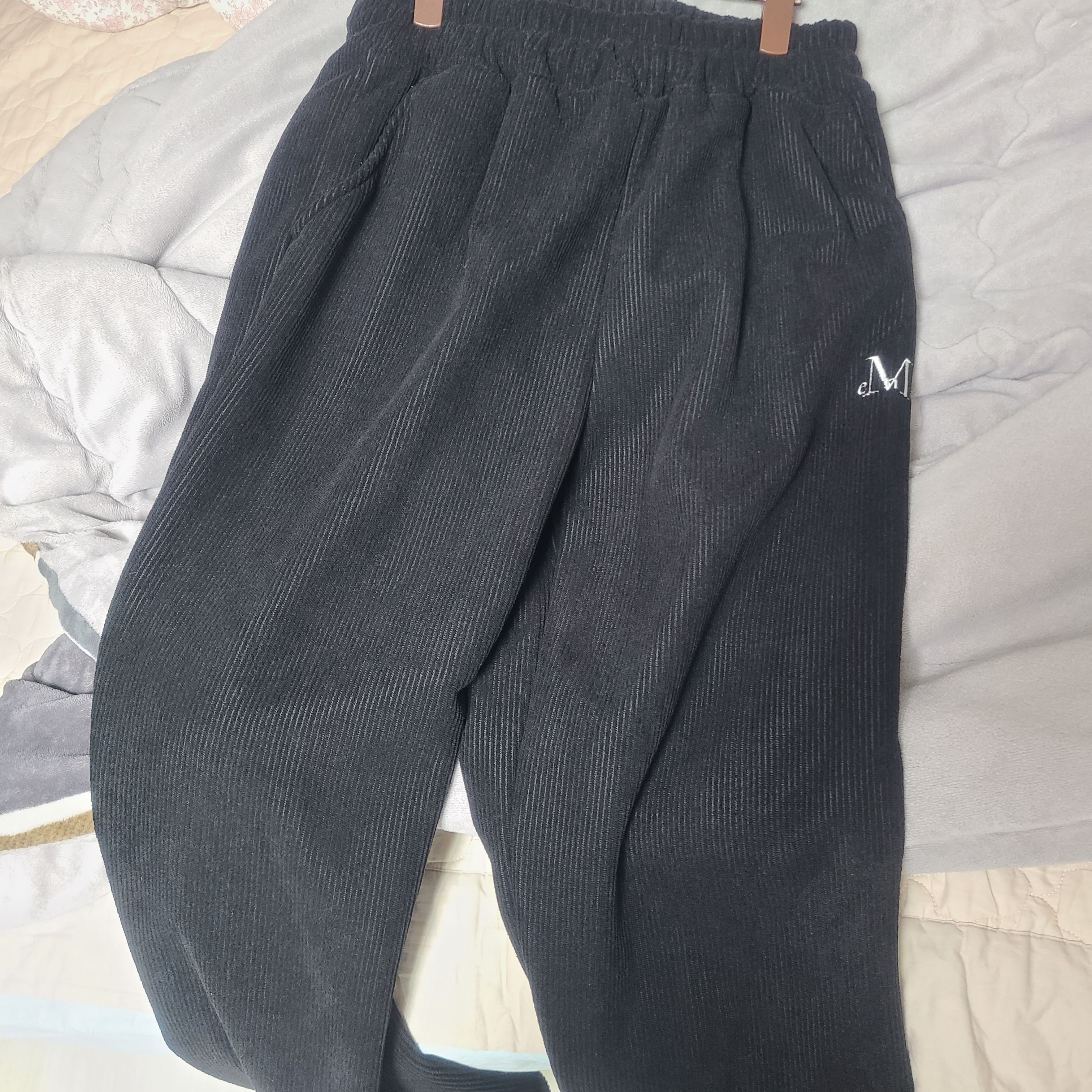 MUCENT Nest Corduroy Pants Black 착용 스타일