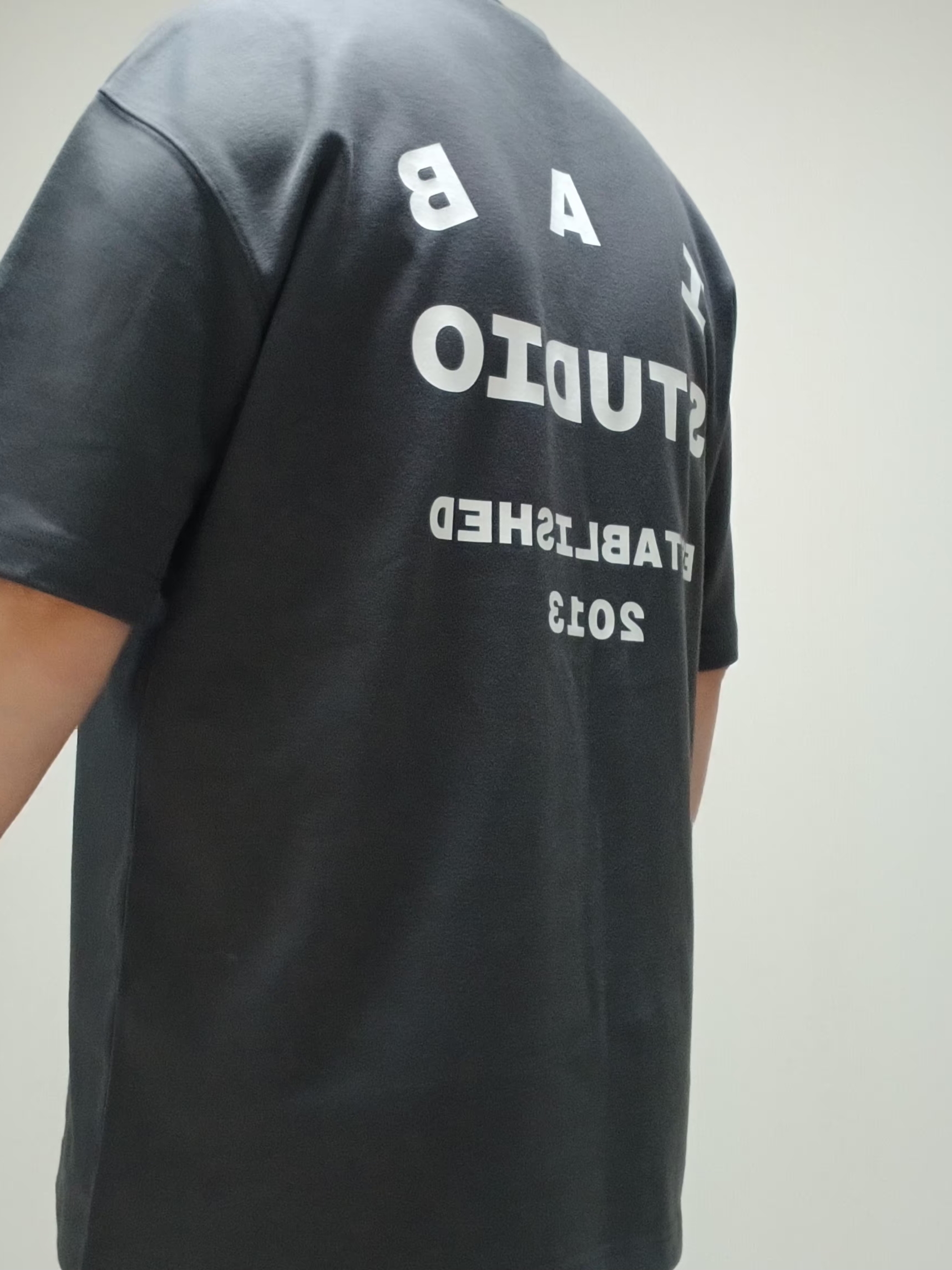 IAB Studio 26 IAB T-Shirt Charcoal White 착용 스타일 - 2