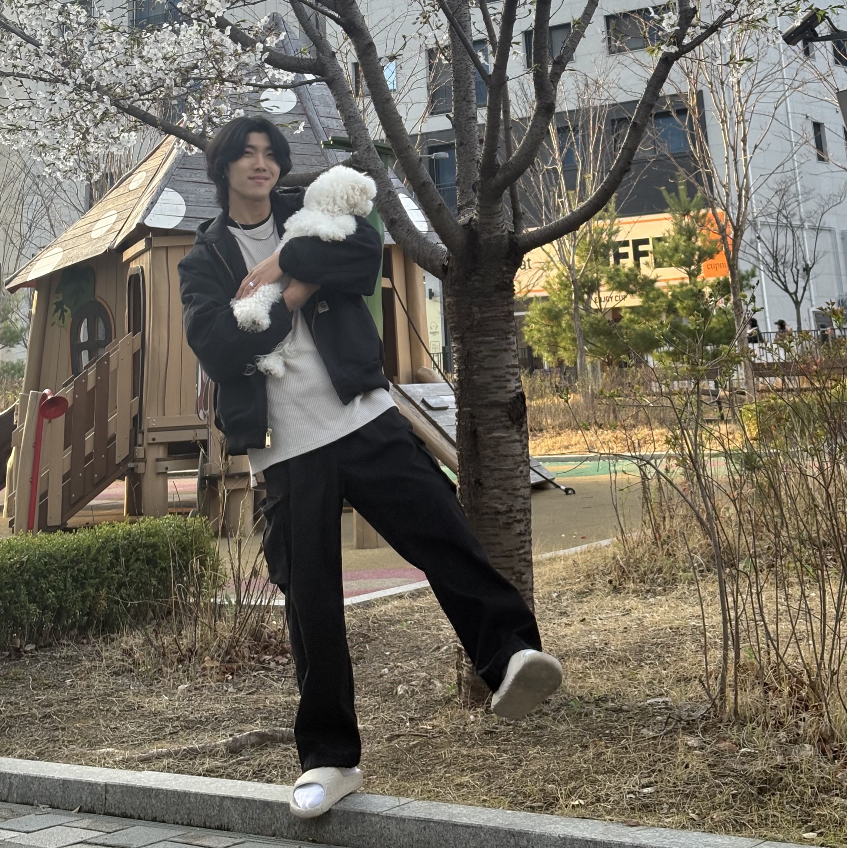 Carhartt Duck Active Jacket Black, Adidas Adilette 22 Desert Sand 착용 스타일 - 2
