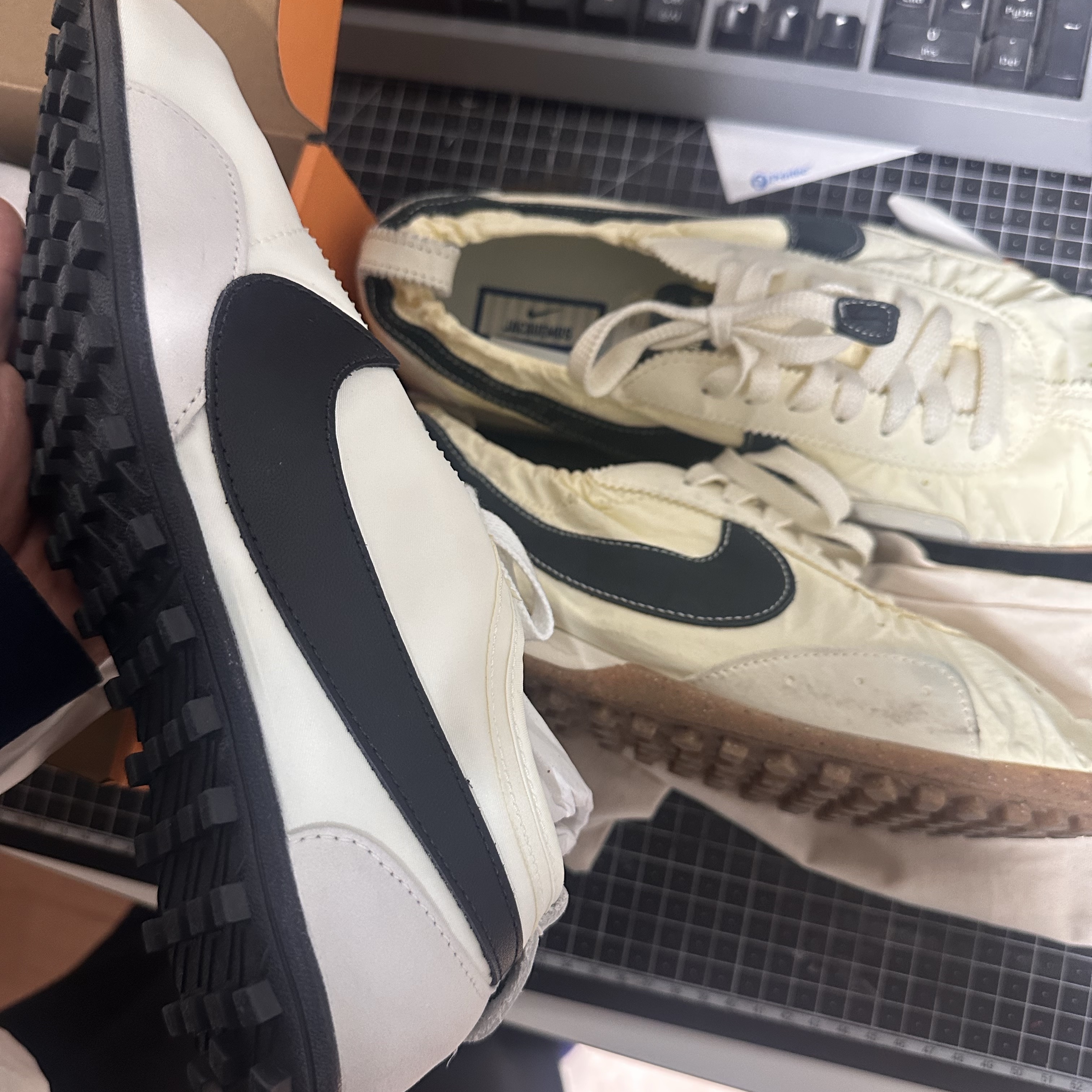 Nike x Jacquemus Moon Shoe SP Alabaster Off Noir, (W) Nike Moon Shoe Soft Pearl and Black 착용 스타일