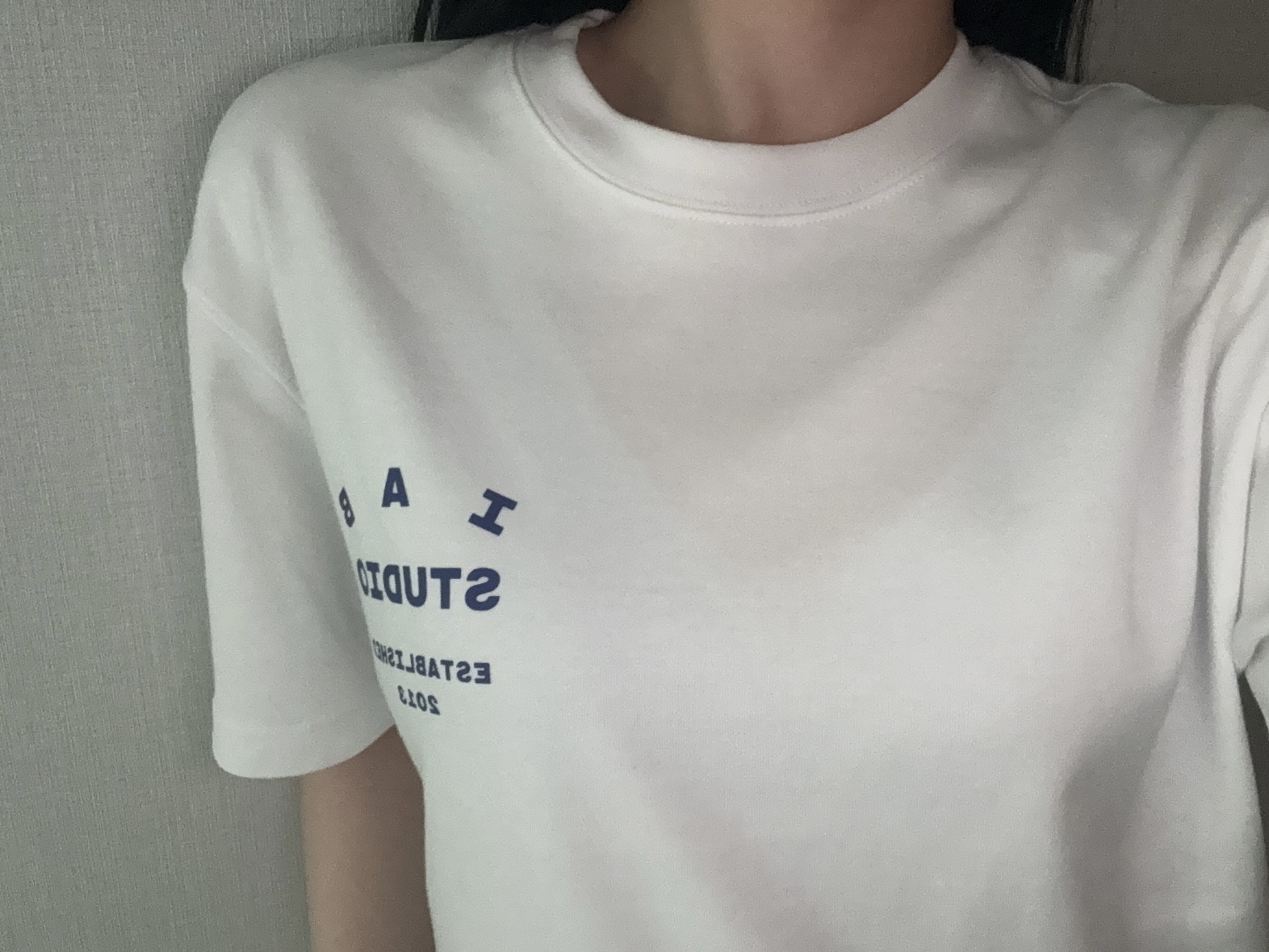 IAB Studio 26 IAB T-Shirt White Navy 착용 스타일 - 1