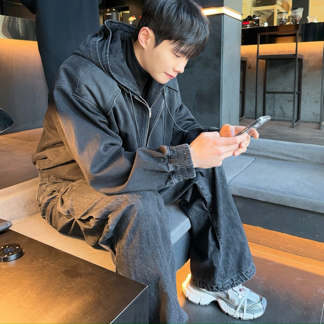 Balenciaga 3XL Sneakers Light Beige, Balenciaga 3XL Sneakers Grey White Red 착용 스타일 - 3