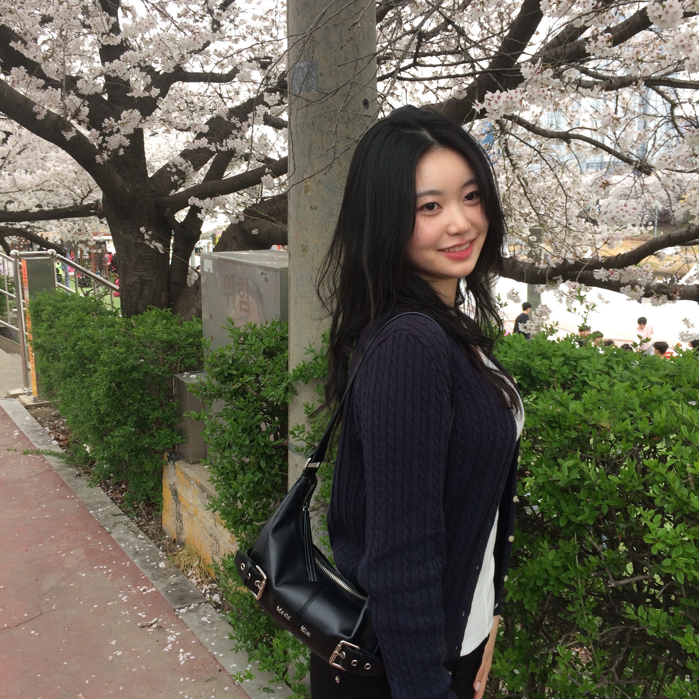 Matin Kim Belted Shoulder Bag Black, (W) Matin Kim Pintuck Sleeveless Top White 착용 스타일 - 1
