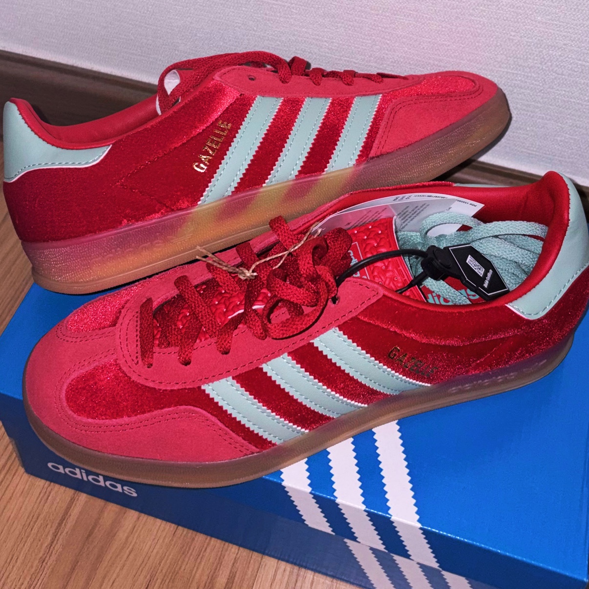 (W) Adidas Gazelle Indoor Better Scarlet Hazy Green 착용 스타일