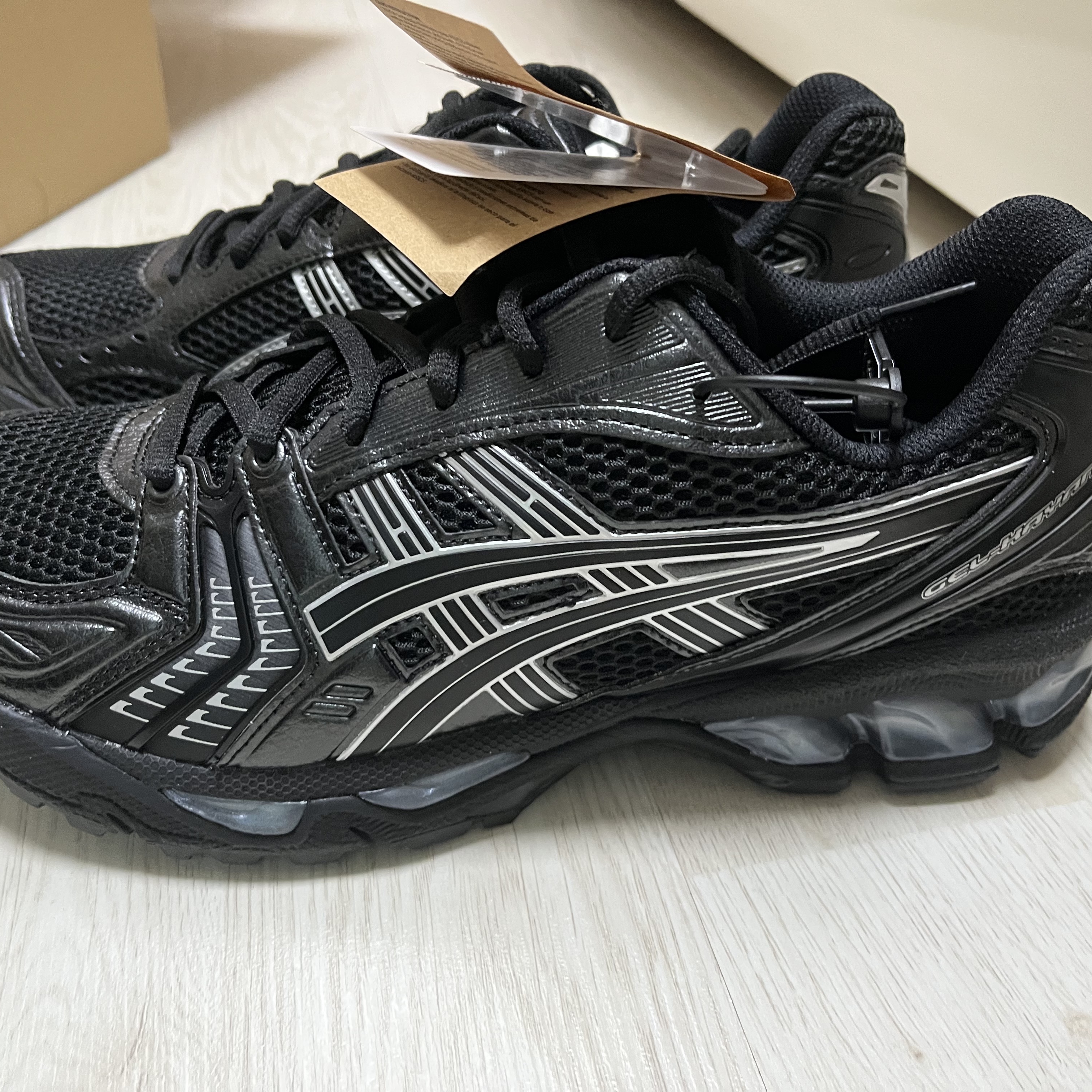 Asics Gel-Kayano 14 Black Pure Silver 착용 스타일 - 2