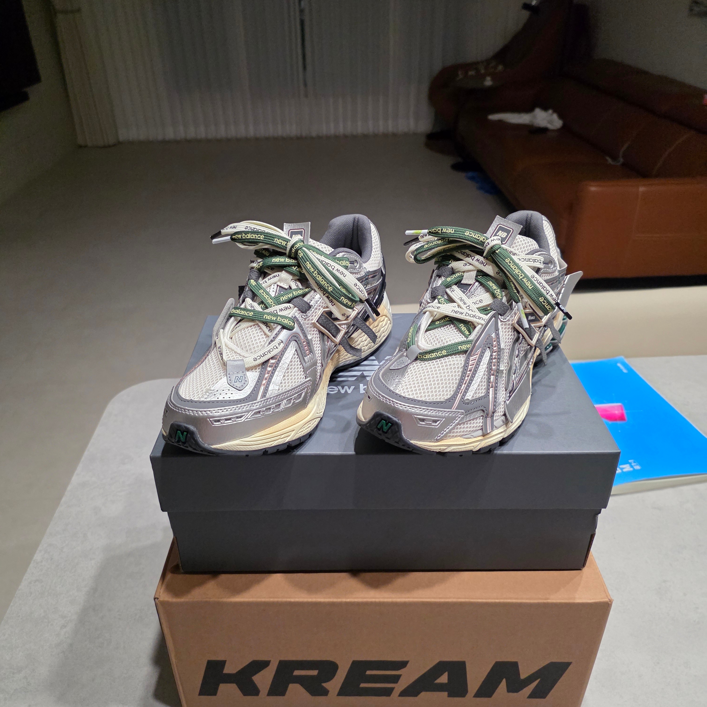 New Balance 1906A Silver Metallic Castlerock 착용 스타일 - 3