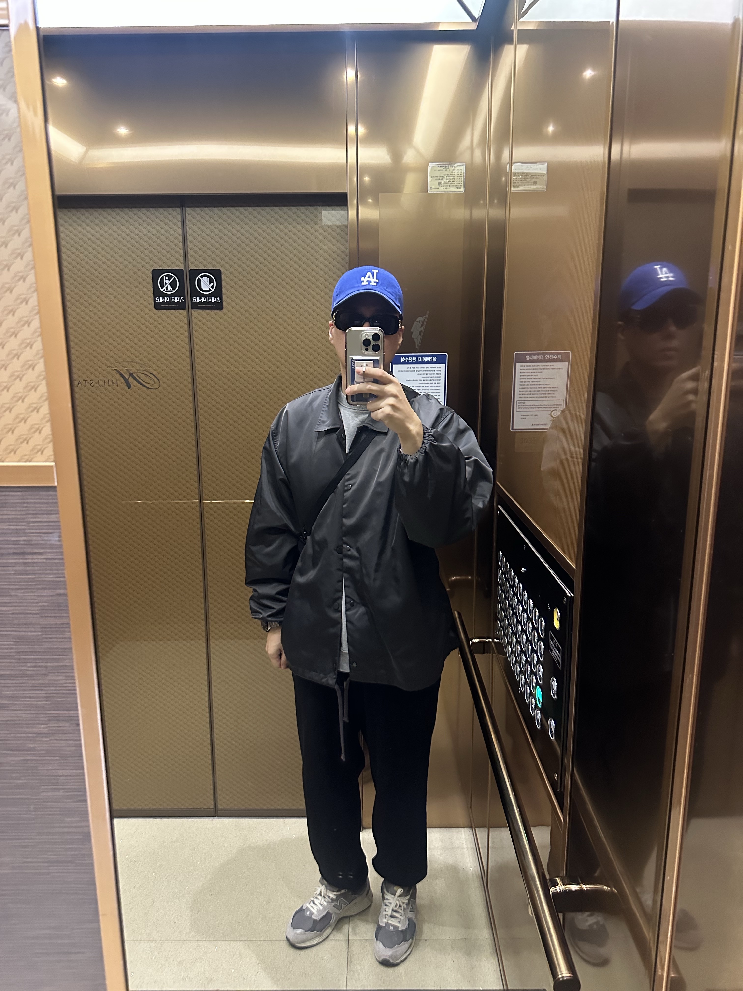 Essentials Coaches Jacket Iron - 22SS, New Balance 2002R Protection Pack Rain Cloud 착용 스타일 - 1