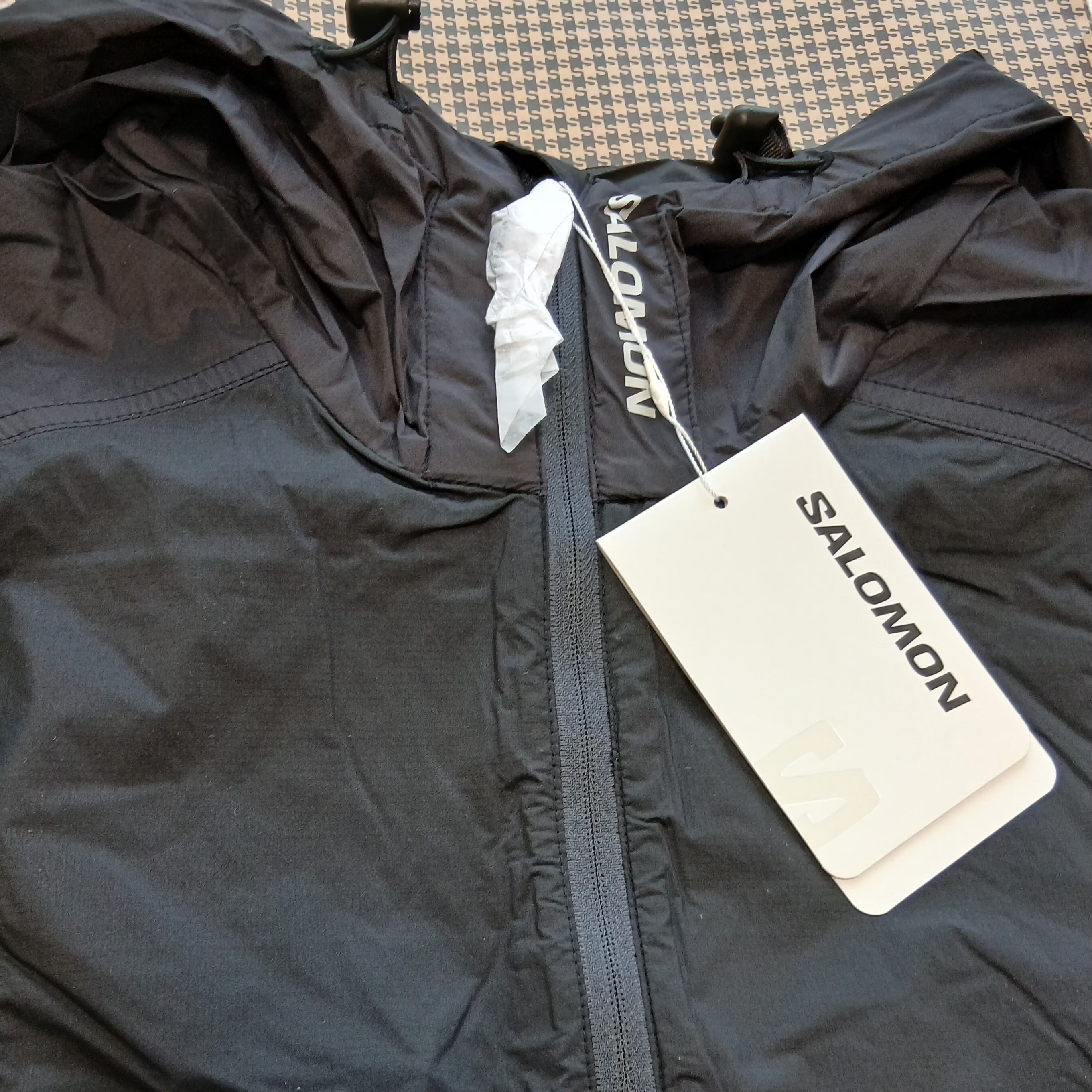 Salomon Flow Lightweight Jacket Black 착용 스타일 - 2