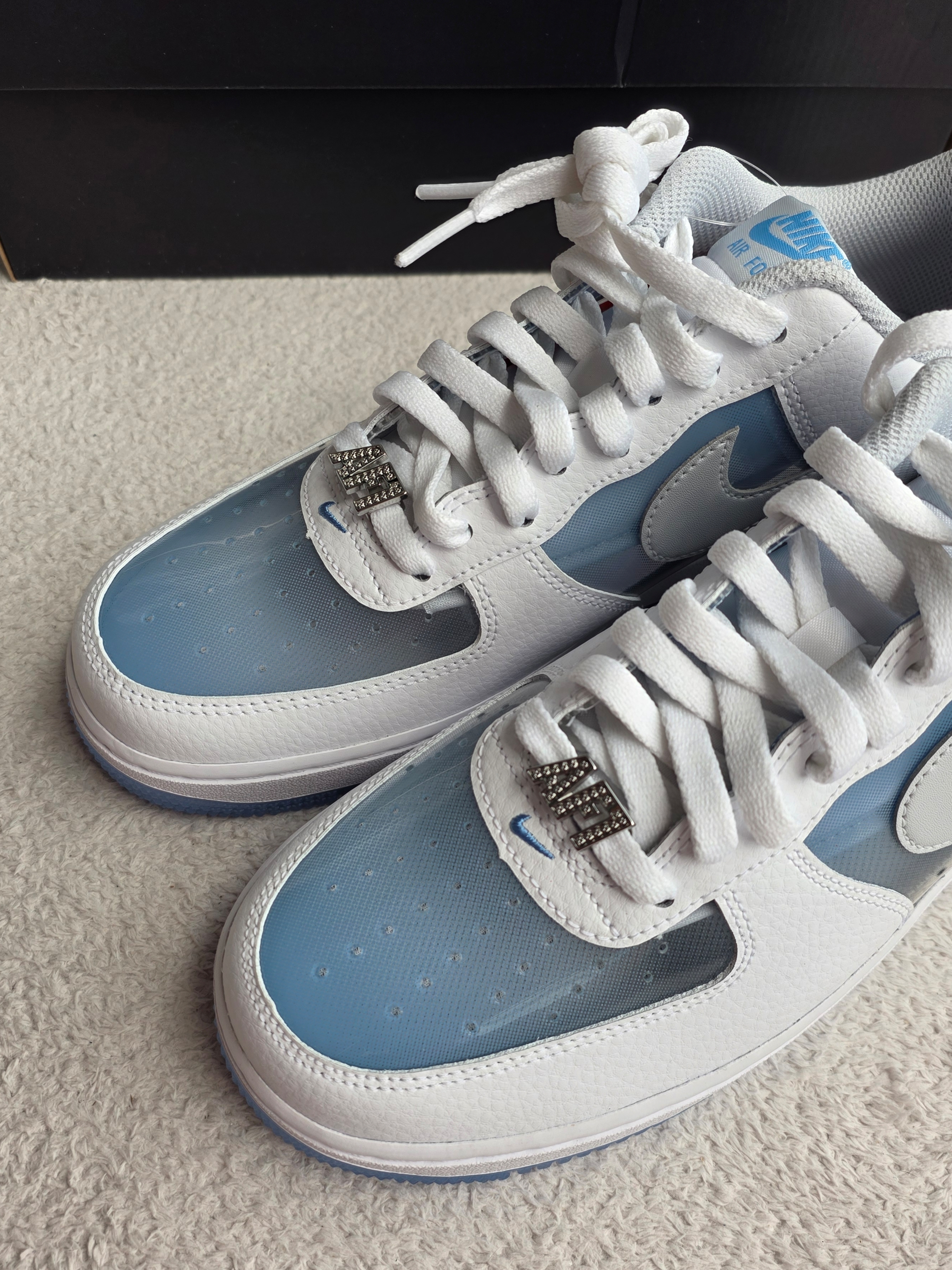 Nike Air Force 1 White and University Blue 착용 스타일 - 2