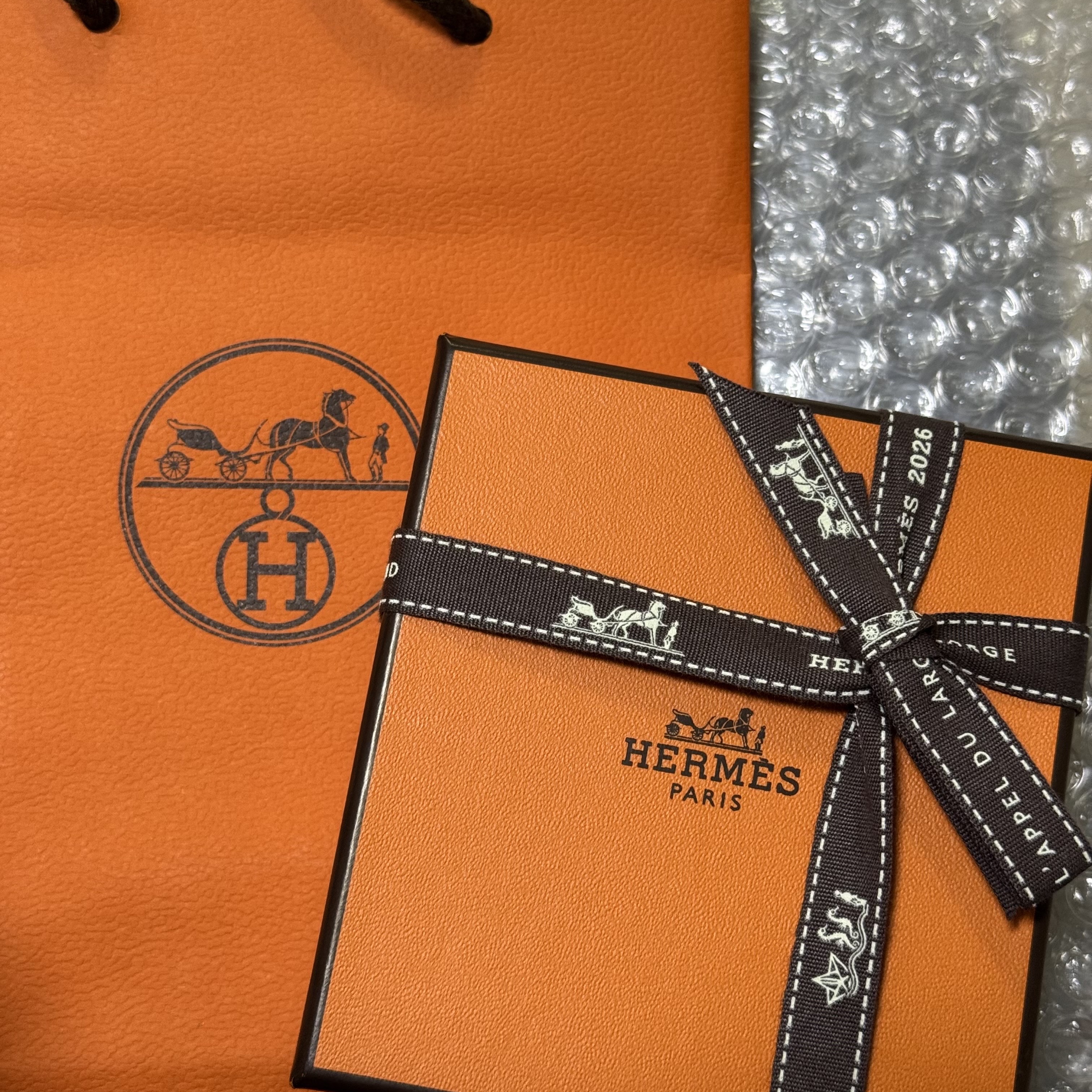(W) Hermes Mini Pop H Pendant Rose Gold & Marron Glace 착용 스타일 - 1