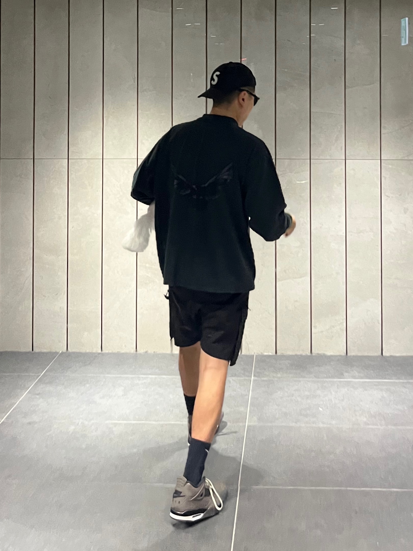 Jordan 4 Retro Cave Stone and Black 착용 스타일 - 1