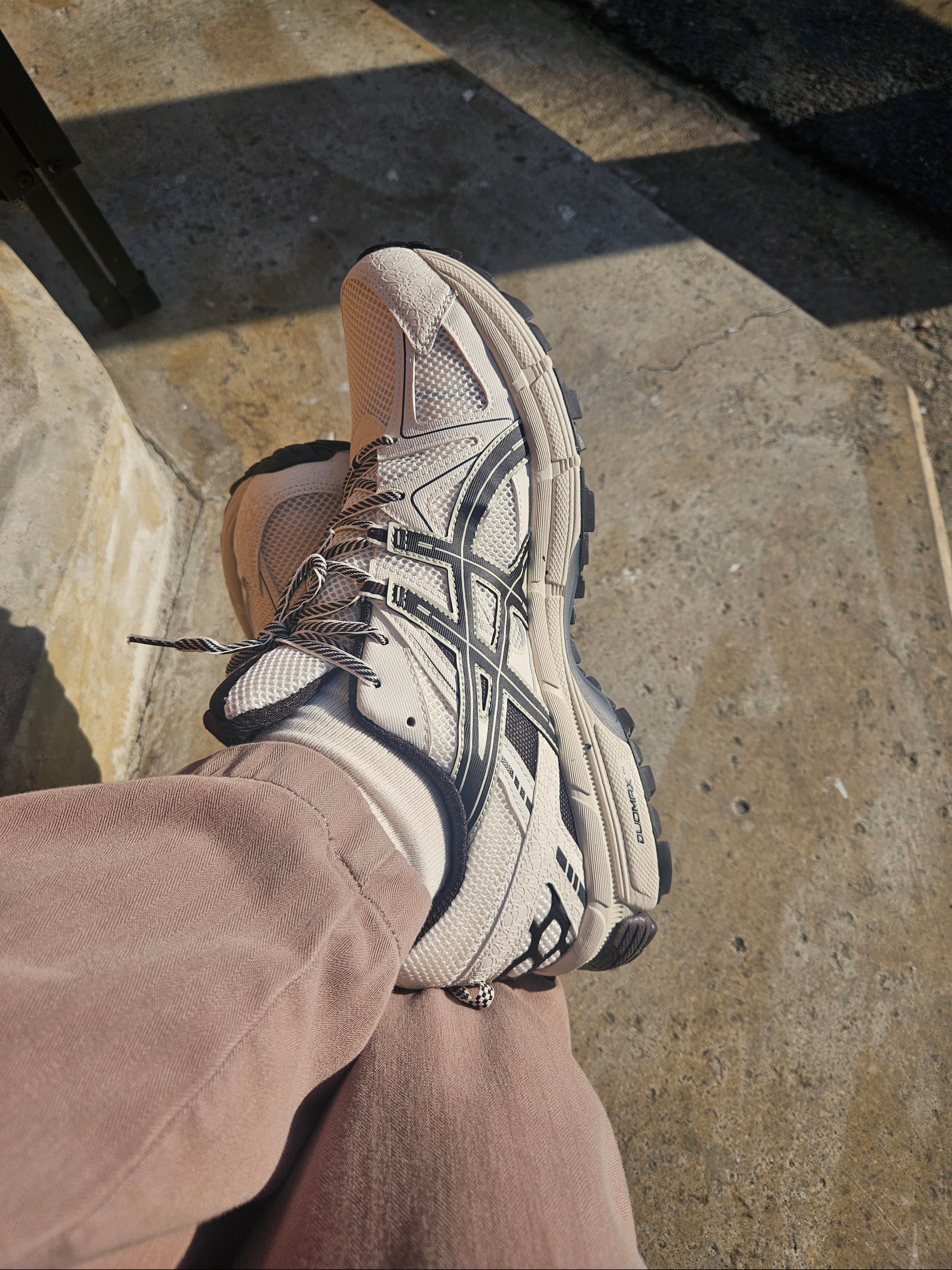 Asics Gel-Kahana 8 White Black 착용 스타일