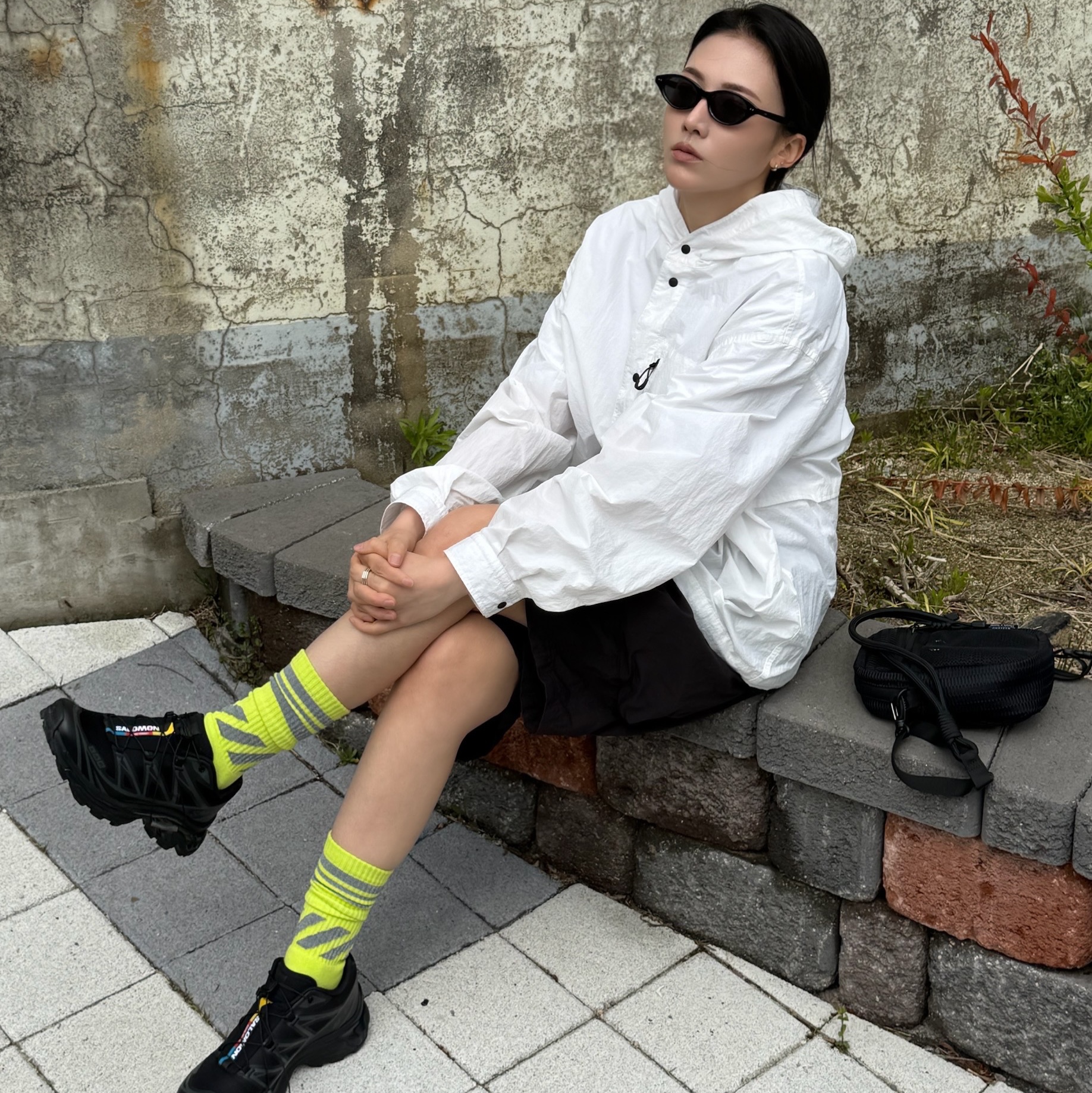 [SS26] moif Boyhood Overshirt White, Salomon XT-6 ADV Black 착용 스타일 - 3