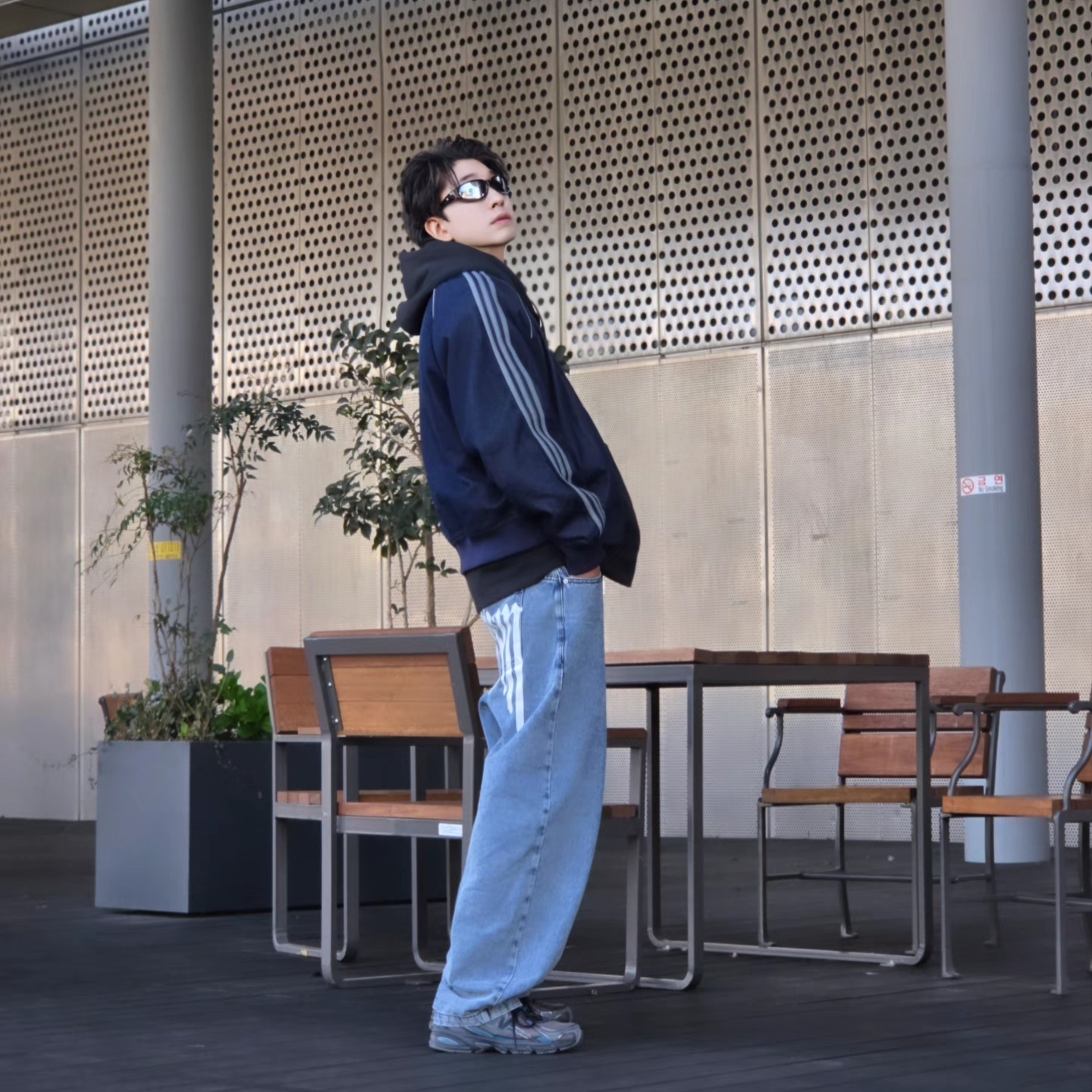 Nike x Drake Nocta Fleece Hoodie Black (FN7659-010), NOMANUAL Raw Vision Denim Pants White Blue 착용 스타일 - 2