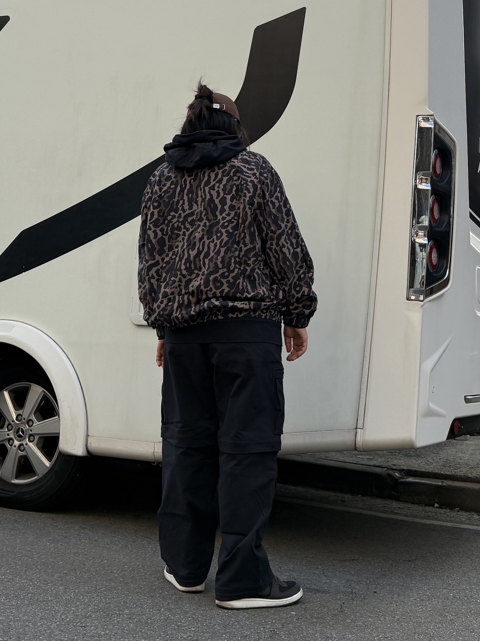 Nike ACG Smith Summit Cargo Pants Black Anthracite - Asia, Nike NRG Solo Swoosh Fleece Hoodie Black White - Asia 착용 스타일