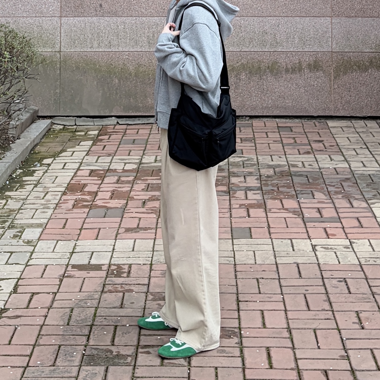 Mistake project Nick Green, Uniqlo Multi Pocket Shoulder Bag Black 착용 스타일 - 2