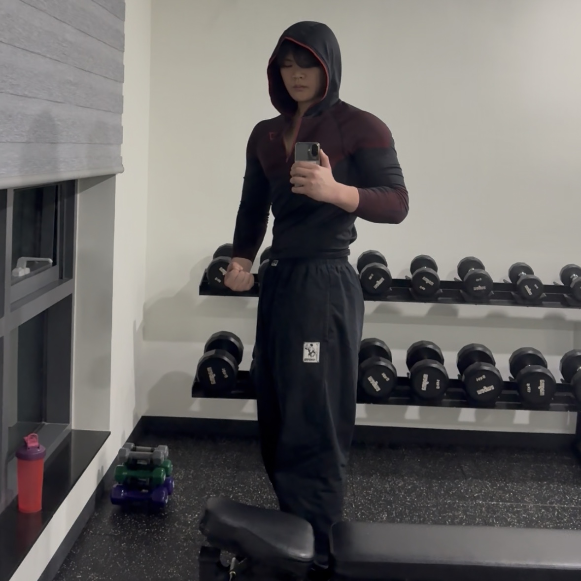 Gymshark Onyx 5.0 Seamless Hoodie Black Onyx Grey 착용 스타일 - 2