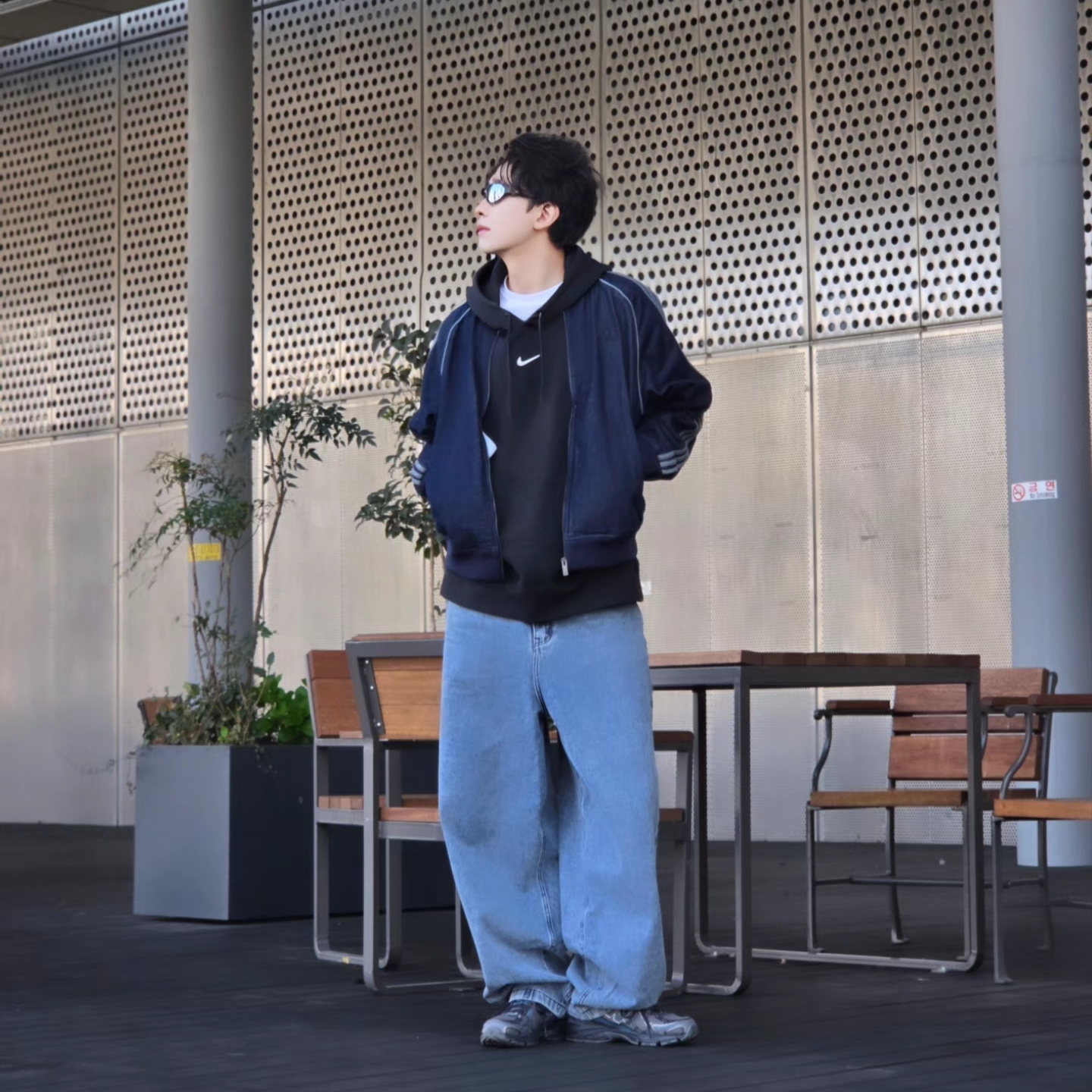 Nike x Drake Nocta Fleece Hoodie Black (FN7659-010), NOMANUAL Raw Vision Denim Pants White Blue 착용 스타일 - 3