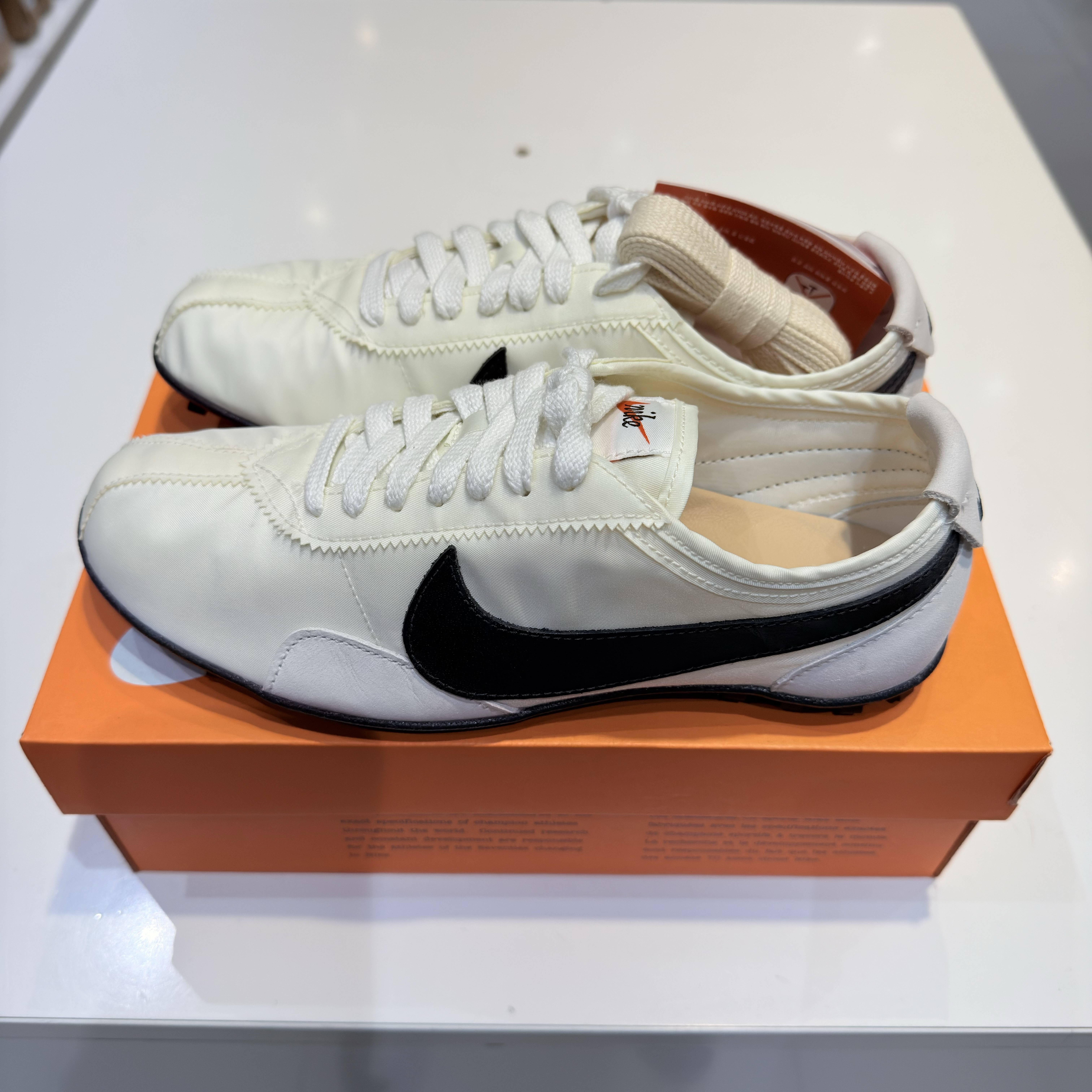 (W) Nike Moon Shoe Soft Pearl and Black 착용 스타일 - 2