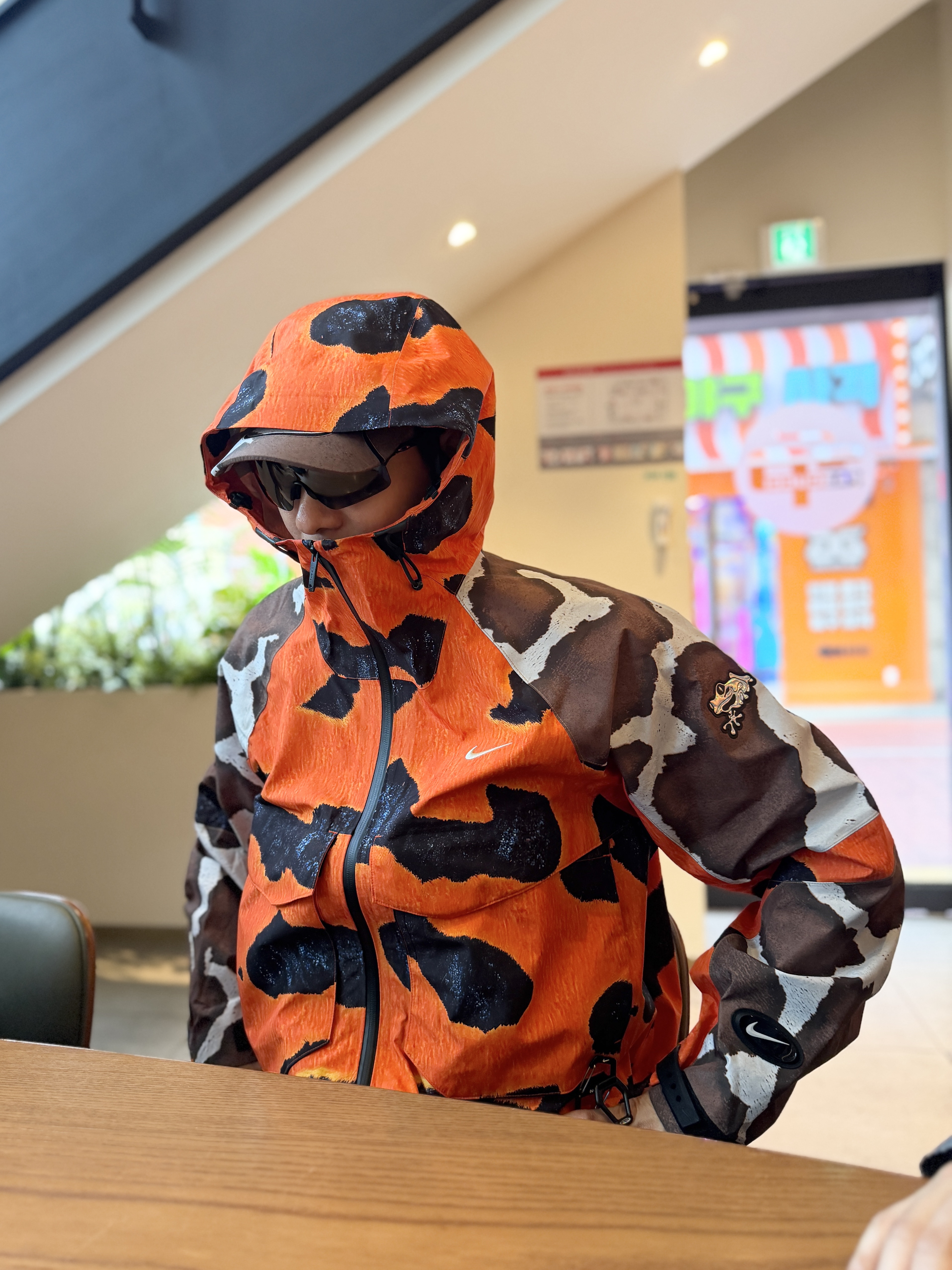 Nike x Drake Nocta Opal SSC Deep Cover Hat Safety Orange, Nike x Drake Nocta Opal Deep Cover Gore-Tex Jacket Safety Orange (FZ3253-819) 착용 스타일 - 1
