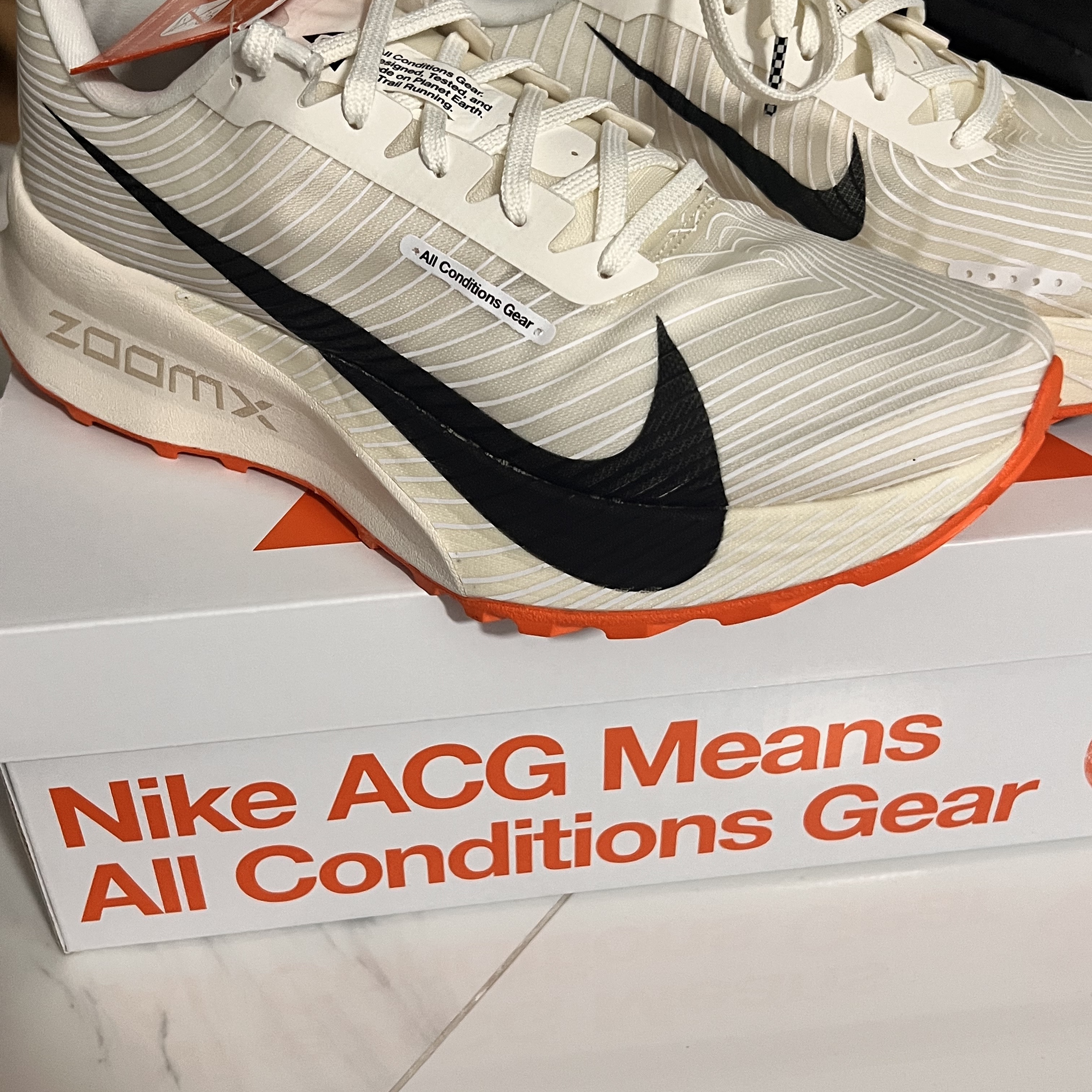 Nike ACG Ultrafly Trail Sail White Safety Orange 착용 스타일