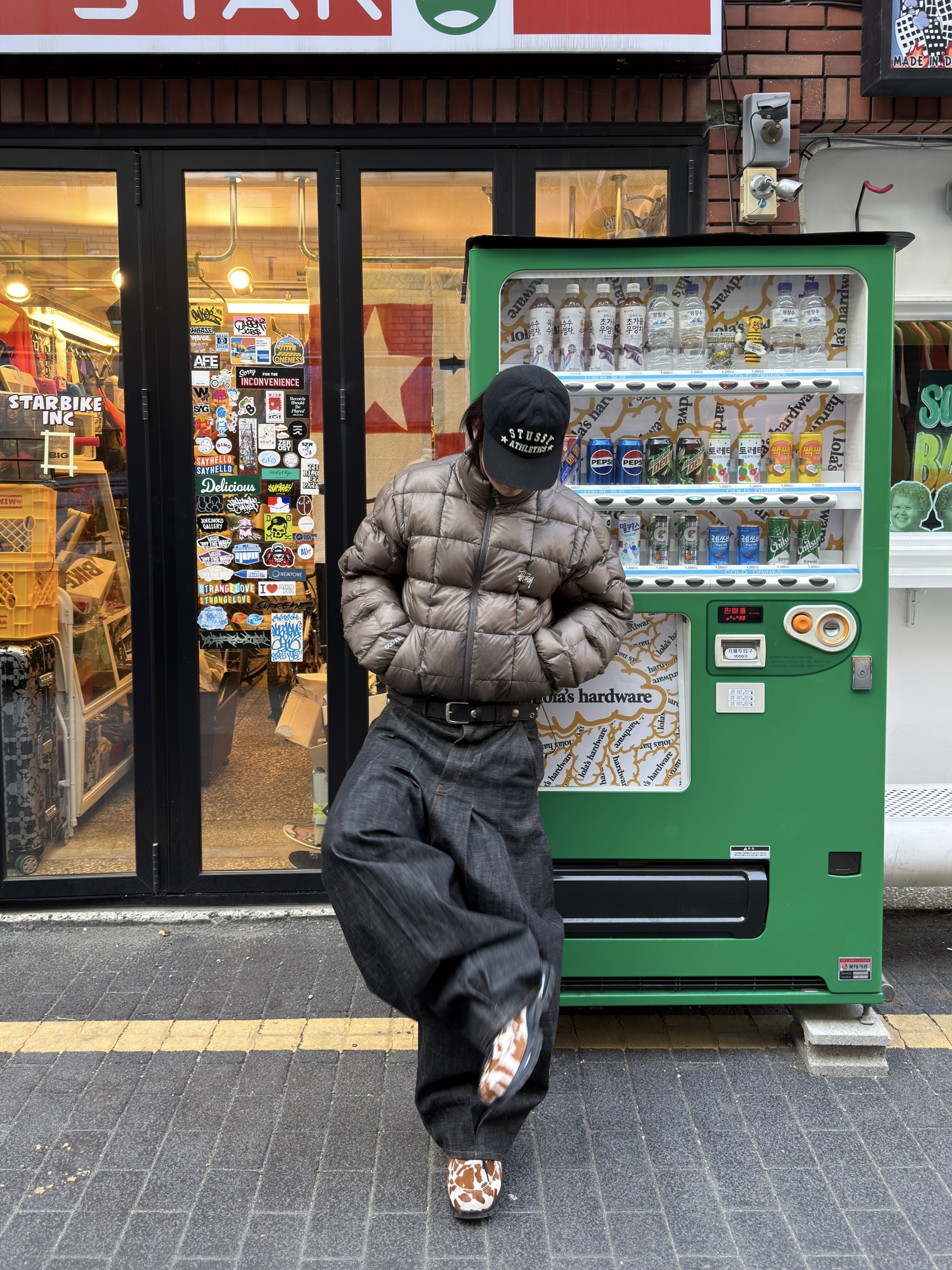 Stussy Midweight Puffer Olive, Nike Air Max Goadome QS Sail and Cacao Wow 착용 스타일 - 1