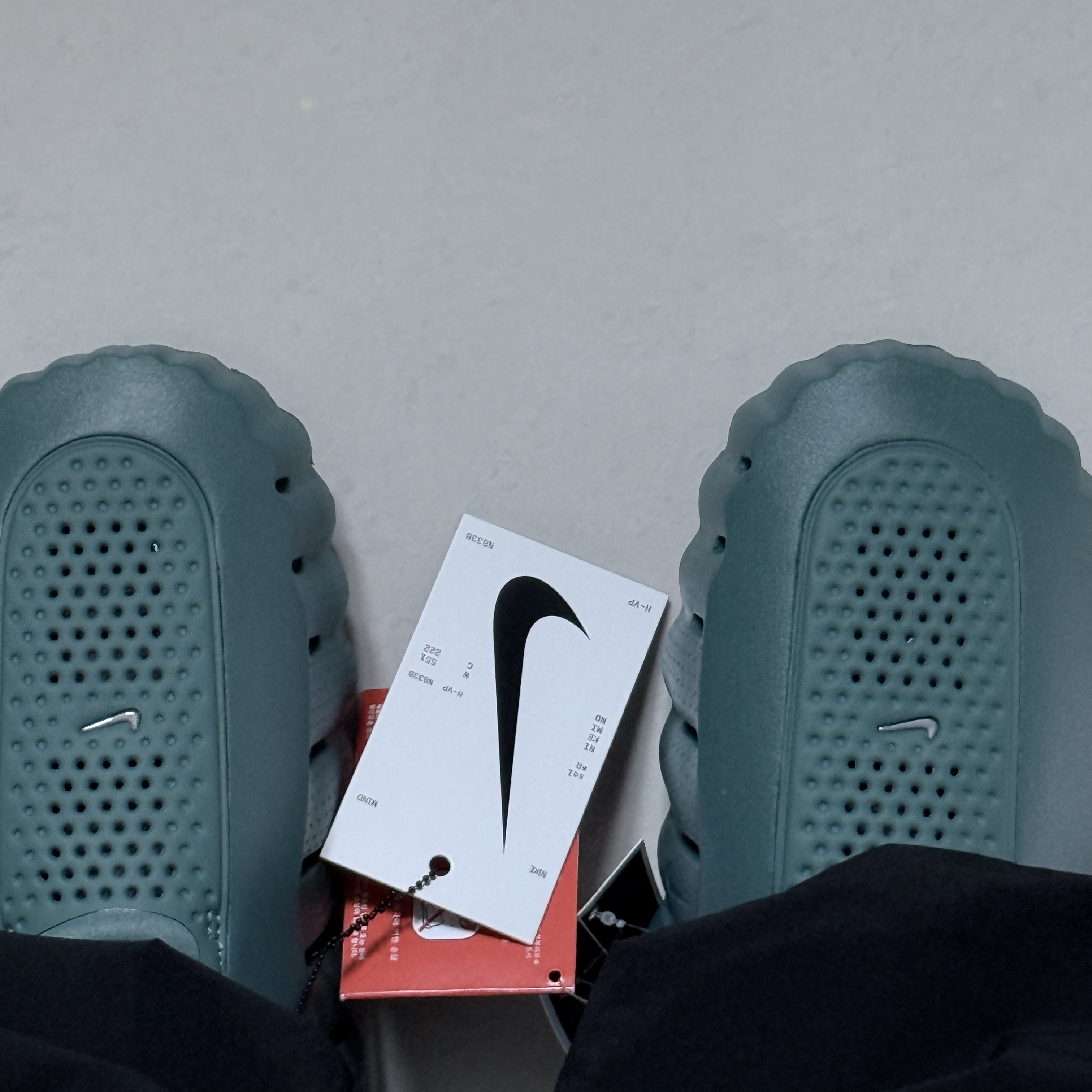 Nike Mind 001 Mineral Slate Metallic Platinum 착용 스타일 - 1