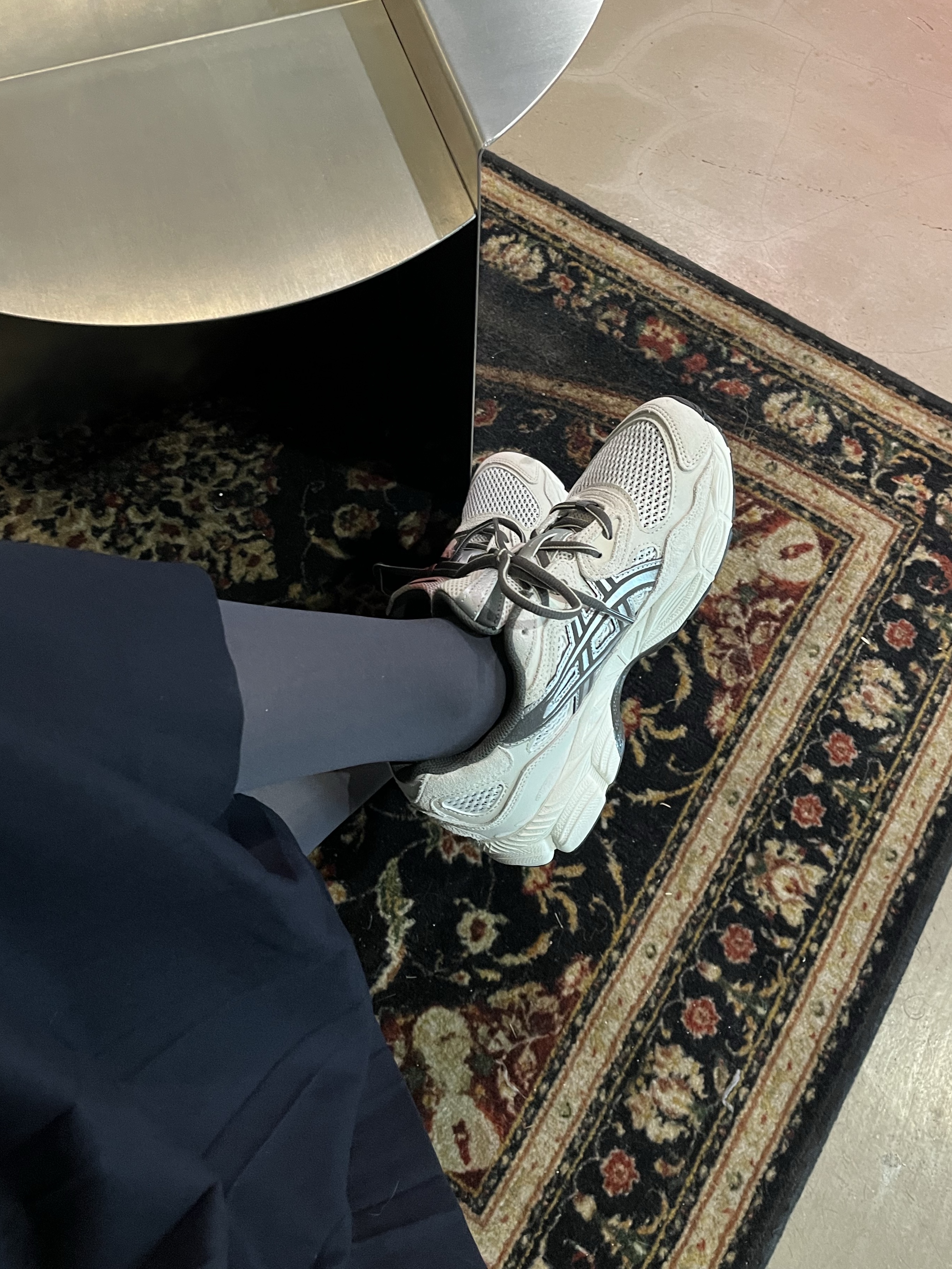 Asics Gel-NYC 2.0 Gravel Cream, Asics Gel-NYC 2.0 Graphite Grey Black 착용 스타일 - 2
