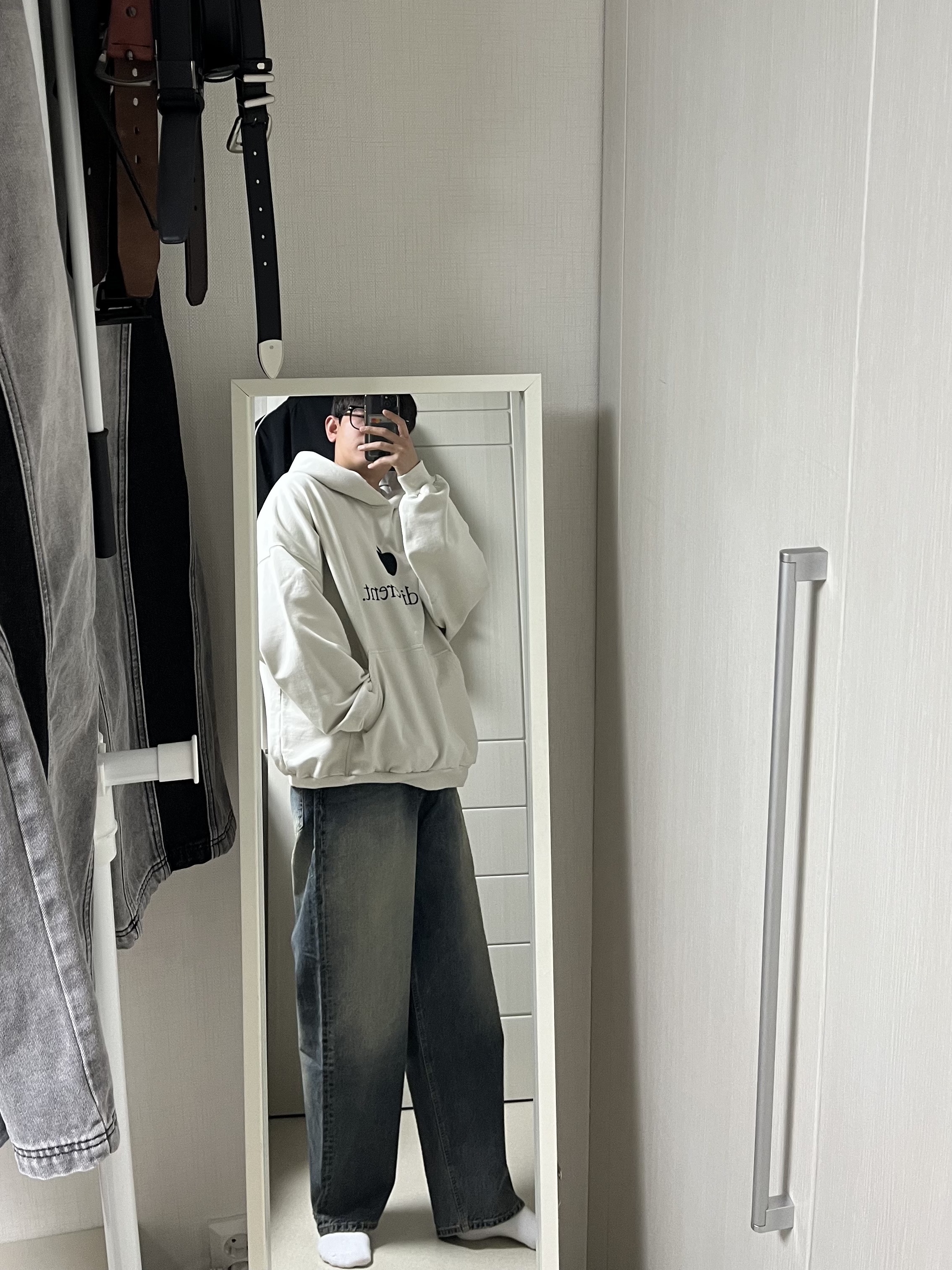 Undermycar Mu.26 Anti Fxxking Logo Play Brush Washed Wide Jeans Oil Blue, Nike x Sacai x Fragment LDWaffle Light Smoke Grey 착용 스타일 - 4