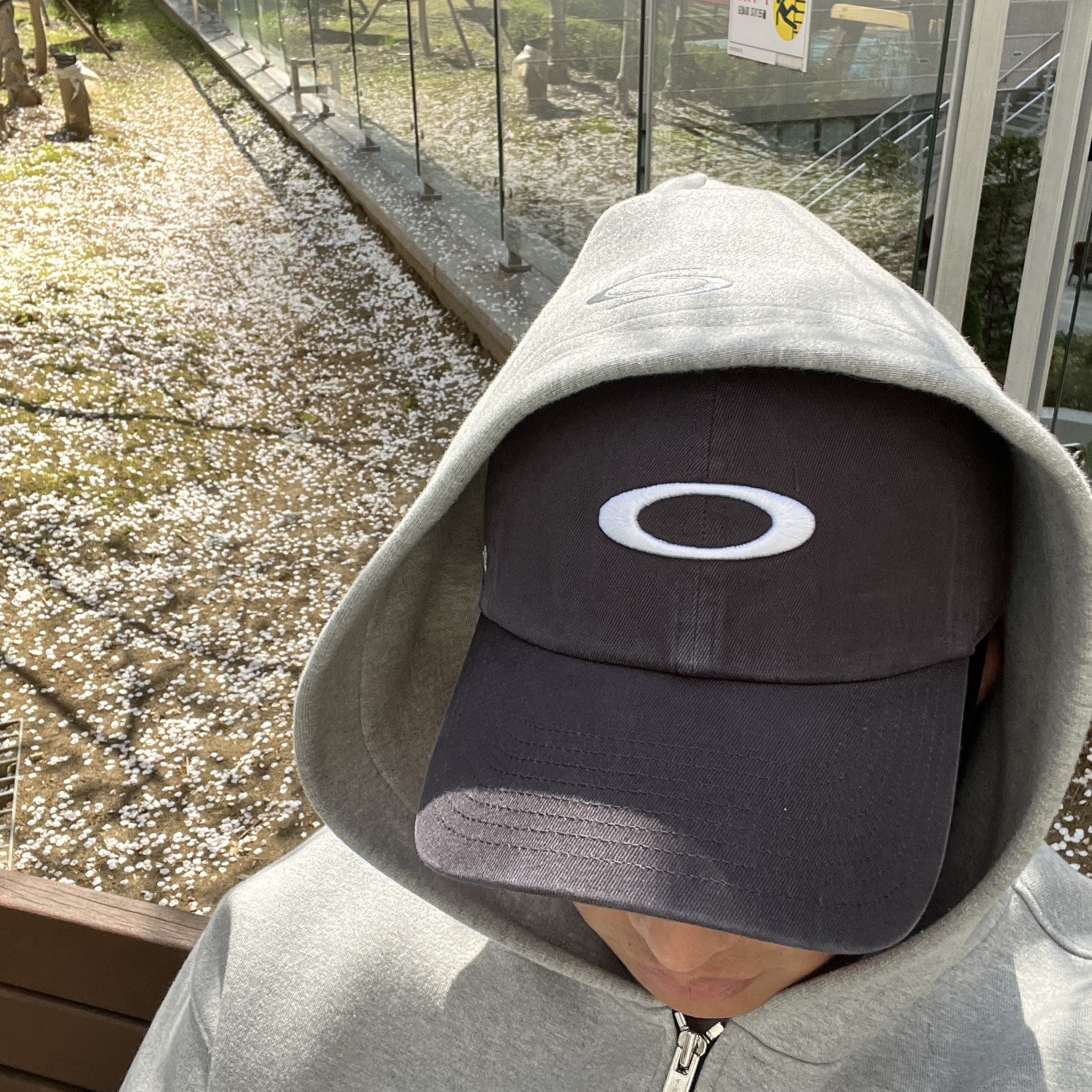 Oakley Remix Dad Hat Blackout 착용 스타일 - 3
