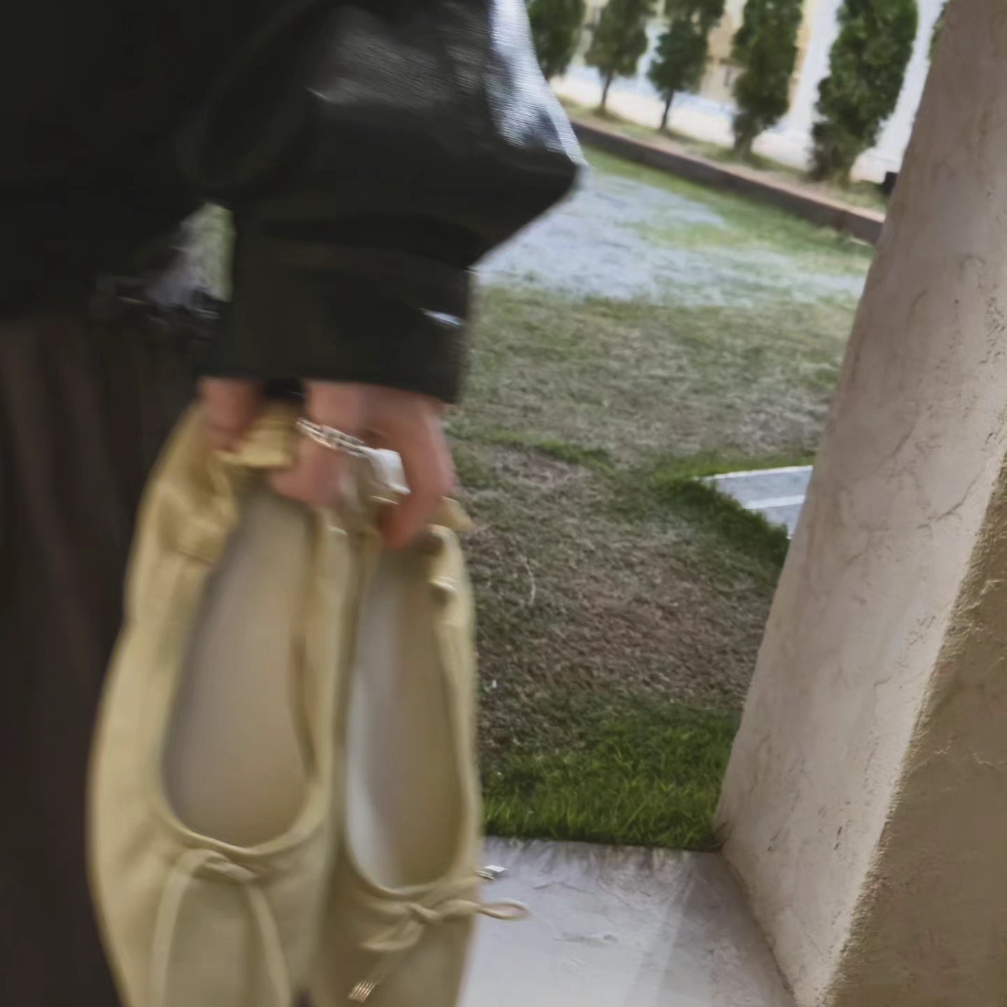 (W) Hermes Small Chaine D'Ancre Enchainee Ring Sterling Silver, Alo Yoga Iconic Shopper Tote Bag Grey Tiedye 착용 스타일 - 2