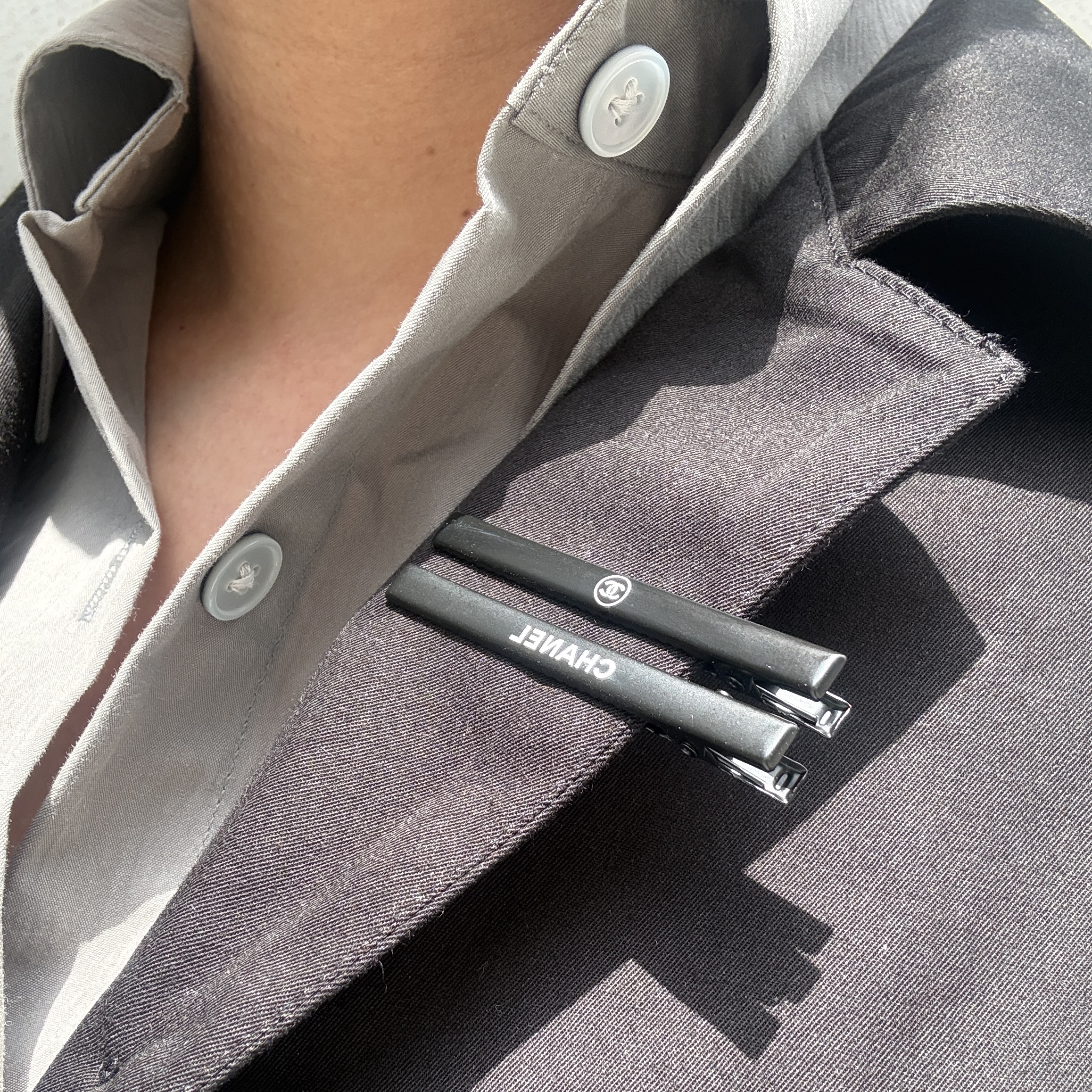 (W) Chanel Beauty Hair Clip & Black, Celine Luco Triomphe Loafer in Polished Bull Black 착용 스타일 - 1