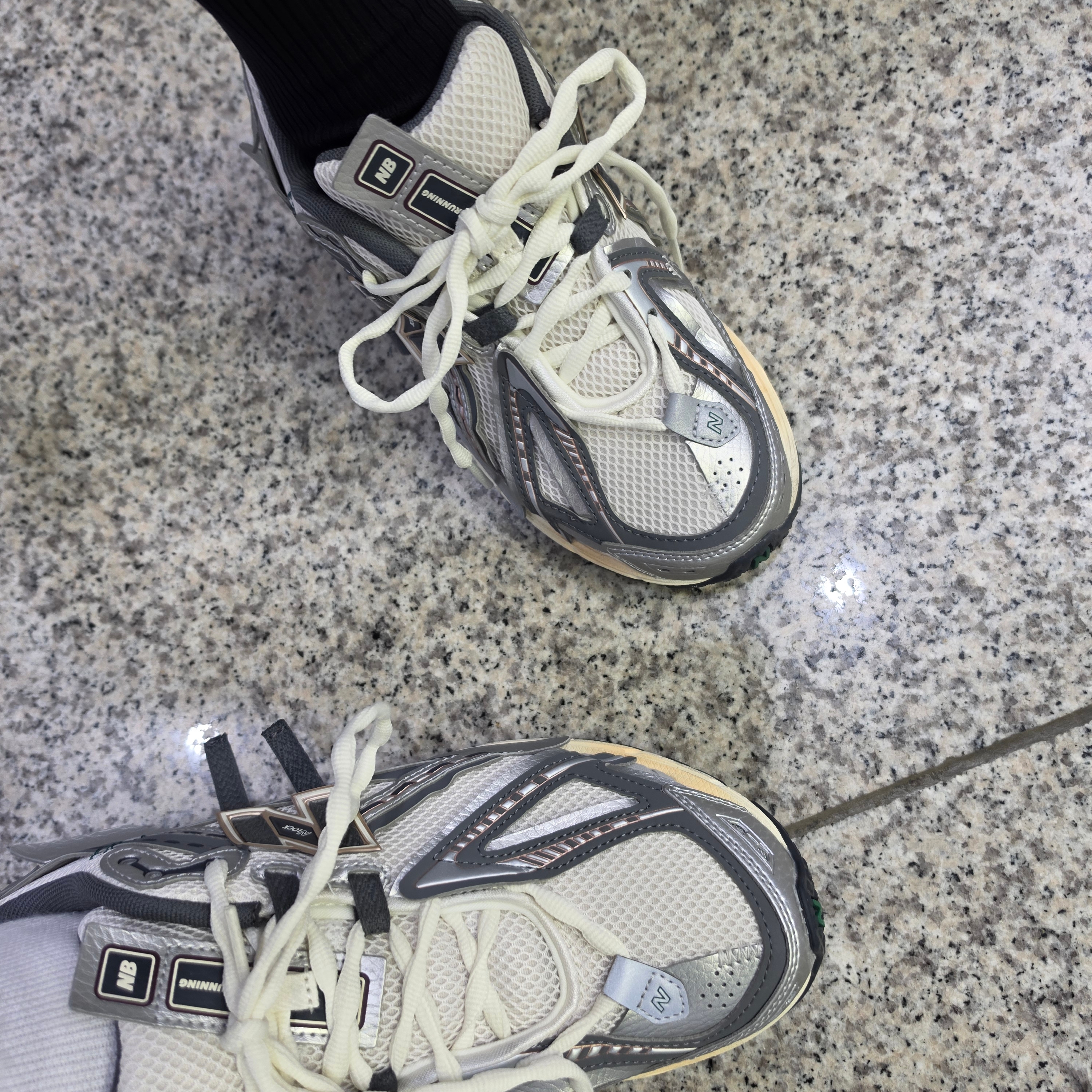 New Balance 1906A Silver Metallic Castlerock 착용 스타일