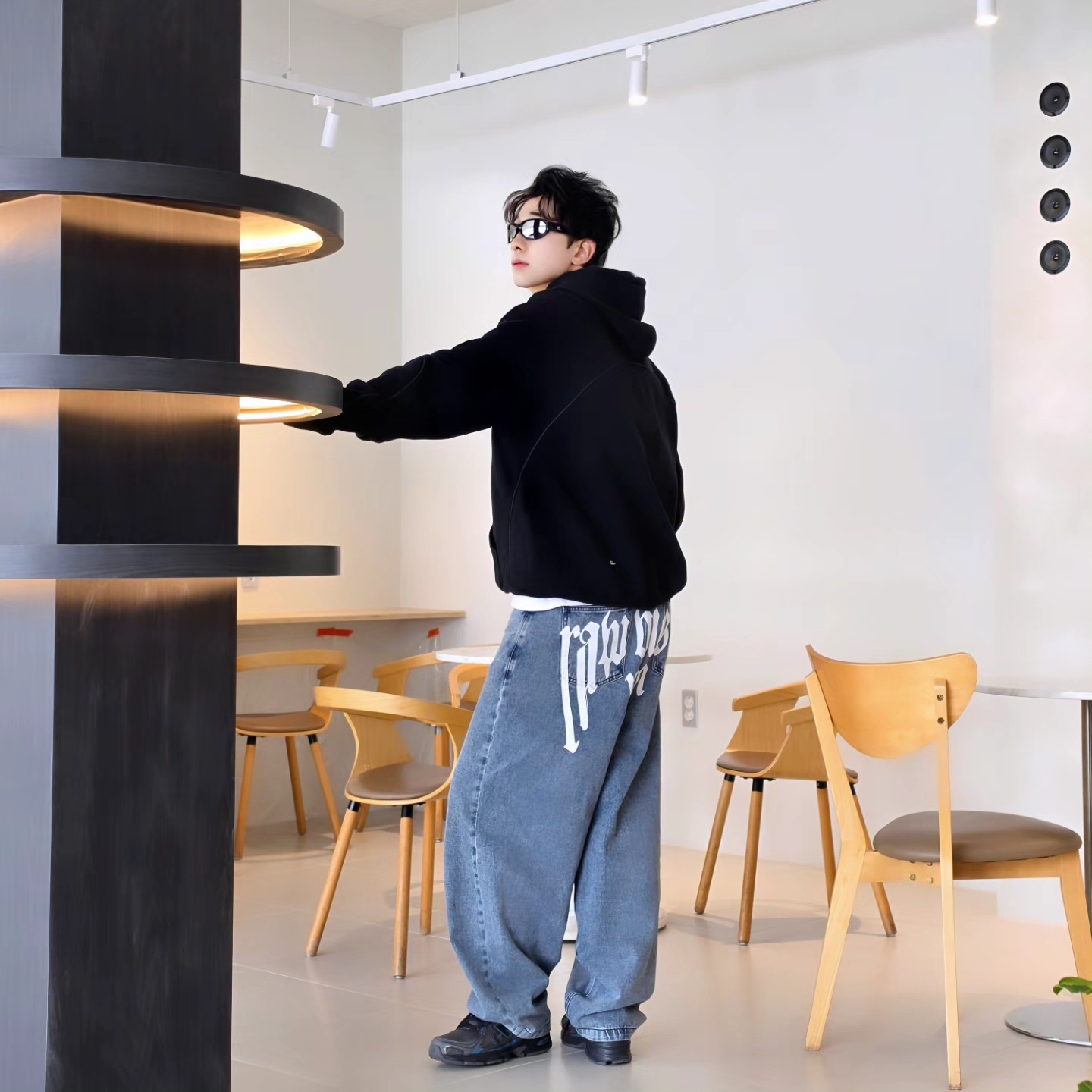 Nike x Drake Nocta Fleece Hoodie Black (FN7659-010), NOMANUAL Raw Vision Denim Pants White Blue 착용 스타일 - 2