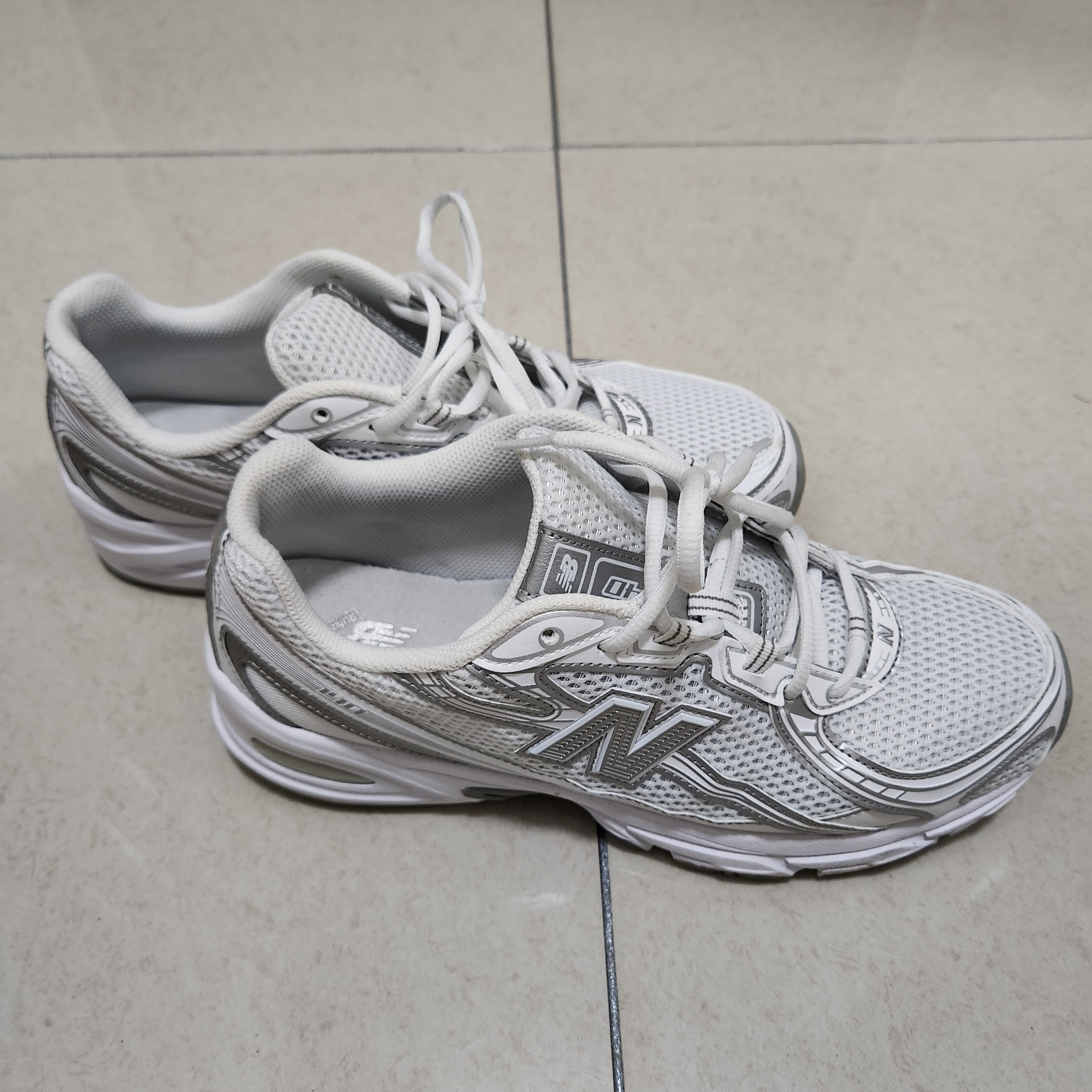 New Balance 740v2 White Silver Metallic 착용 스타일