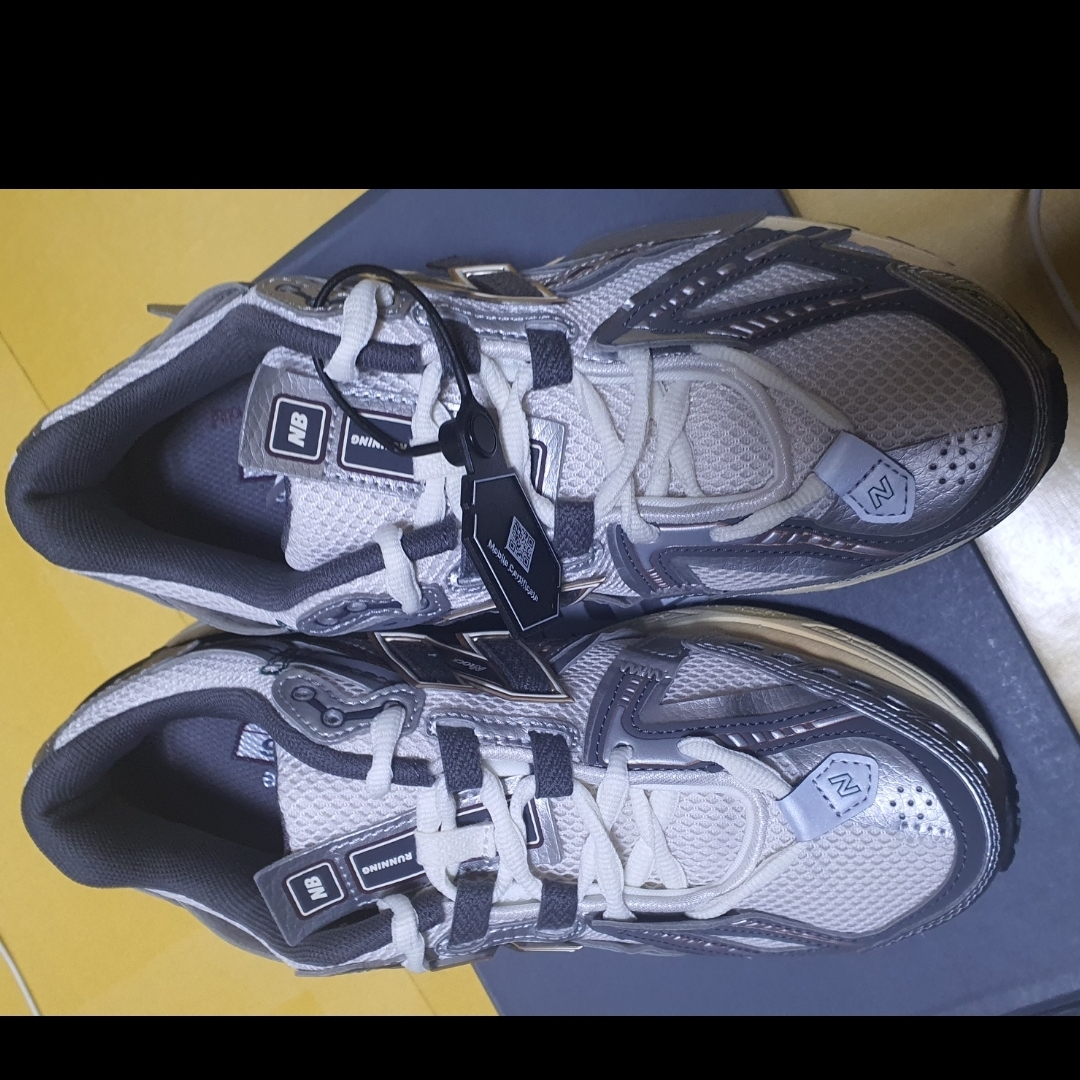 New Balance 1906A Silver Metallic Castlerock 착용 스타일 - 3