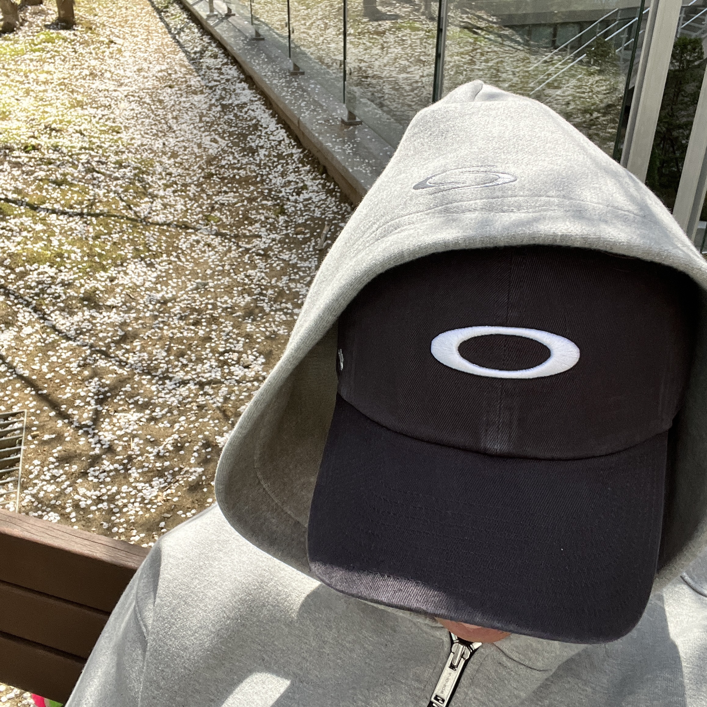 Oakley Remix Dad Hat Blackout 착용 스타일 - 2